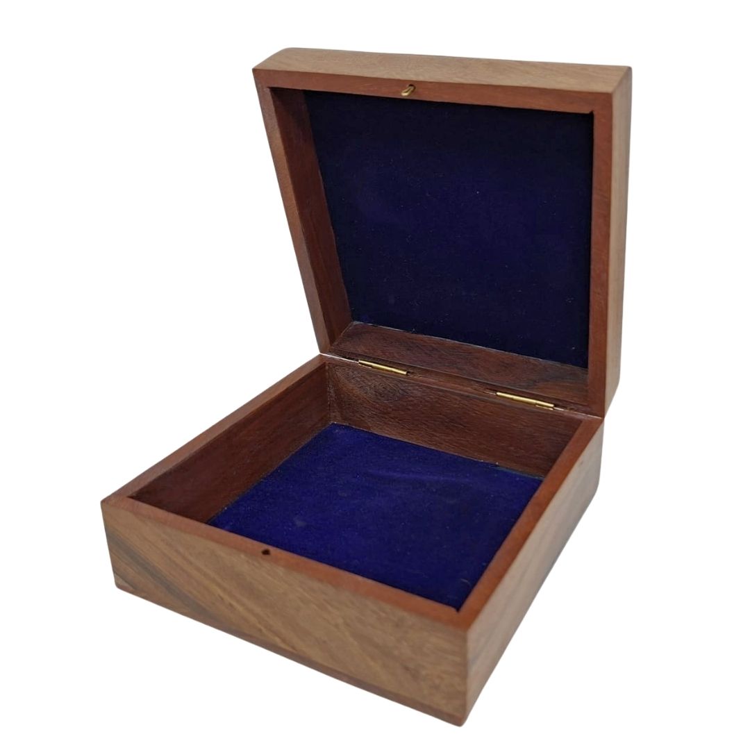 Elegante Holzschachtel mit marineblauem Einsatz 14x14x6,5 cm mit Möglichkeit zur Personalisierung durch Gravur
