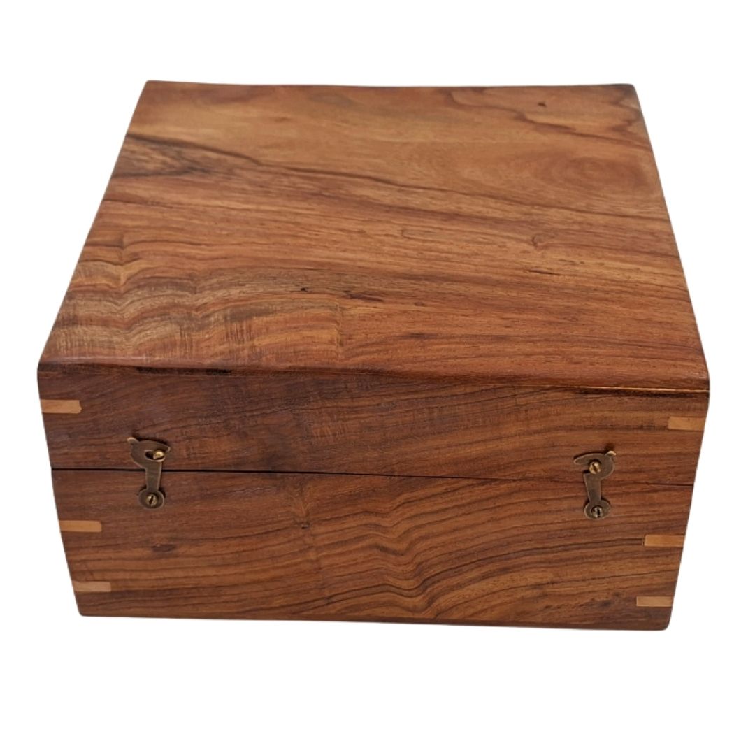 Elegante Geschenkbox aus Holz 20x20x11 cm mit marineblauem Einsatz und Option zur Personalisierung durch Gravur