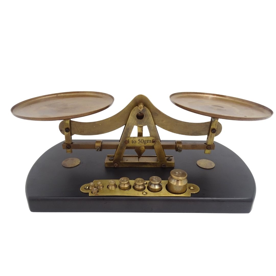 Retro Balkenwaage WSB7 aus Messing auf Holzsockel mit personalisierter Gravur – ideales Geschenk mit 8 Gewichten (1g, 2g, 5g, 10g, 20g, 50g) – Höhe 10 cm, Länge 25,5 cm