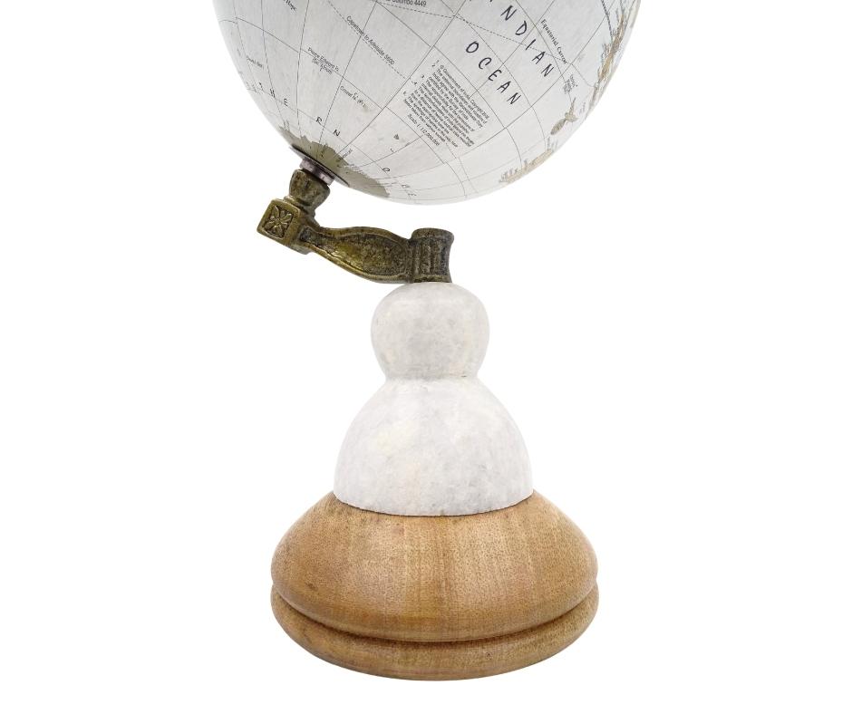Dekorativer Globus Voyager auf Marmor-Holz-Sockel mit Gravur-Personalisierung – Elegantes Geschenk für Reisebegeisterte, Höhe 32 cm, Durchmesser 15,5 cm, Weiße Karte mit bunten Kontinenten