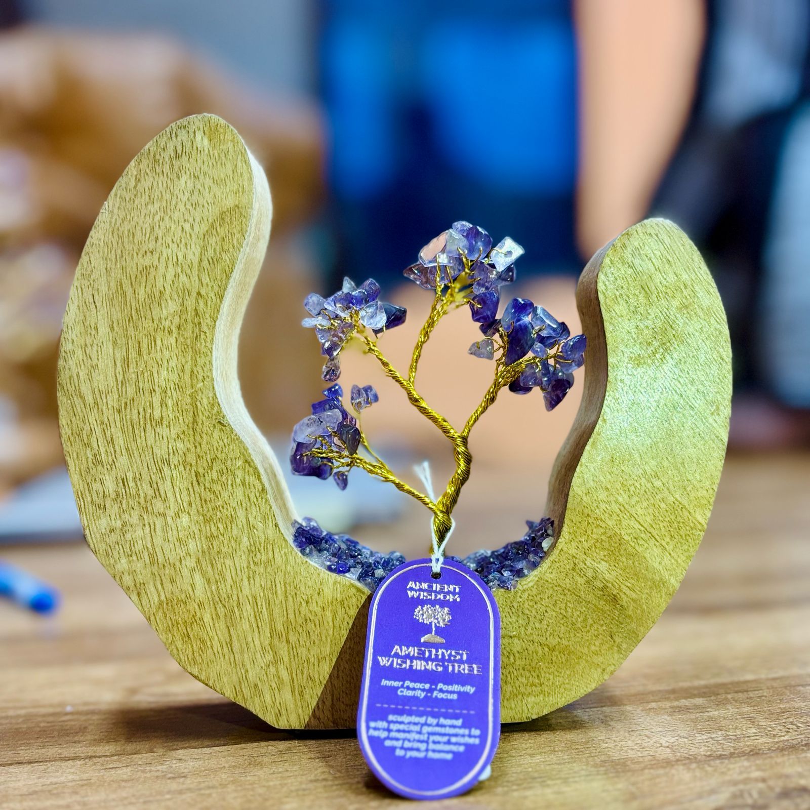 Amethyst-Holzgarten aus Mangoholz - Handgefertigtes Bäumchen mit 60 Amethyststeinen, ideal als Geschenk - Höhe 17 cm, Symbol für Frieden und Schutz