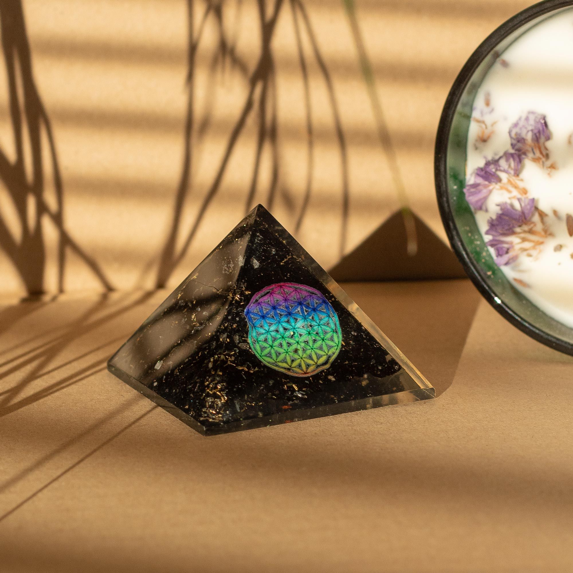 Orgon-Pyramide aus schwarzem Turmalin 5.5x4.5cm mit Blume des Lebens