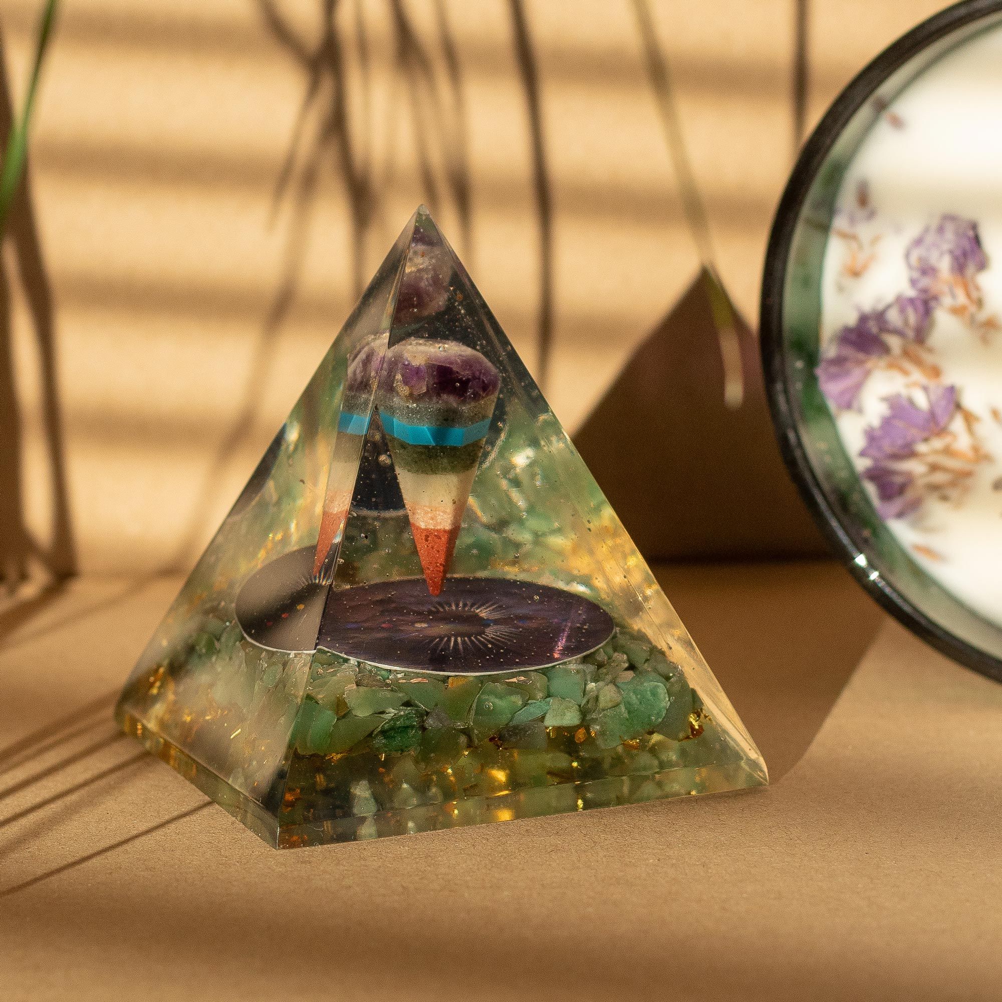 Mittlere Orgonit-Pyramide mit Pendel und grünen Aventurin-Chips 7x6 cm
