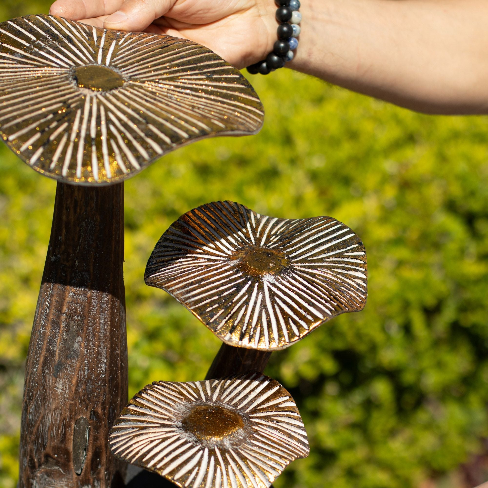 Große goldene Pilzskulptur 32 cm - Naturholz - einzigartiges dekoratives Geschenkobjekt - Waldstil, rustikal und modern