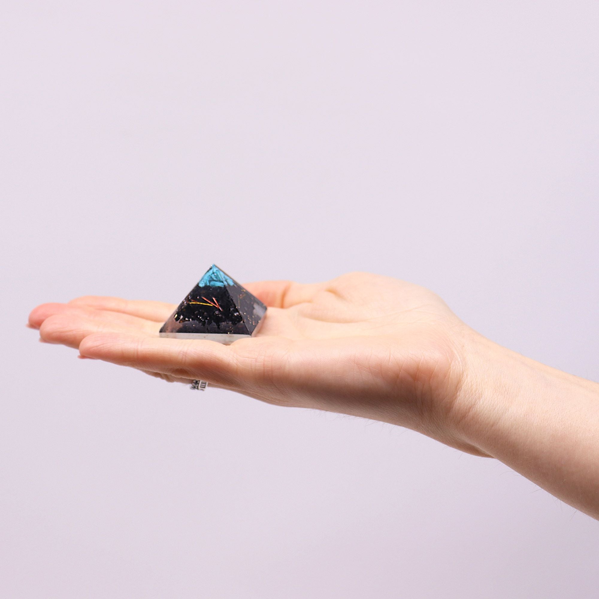 Kleine Orgonit-Pyramide 25mm mit grünen Edelsteinen und Kupfer