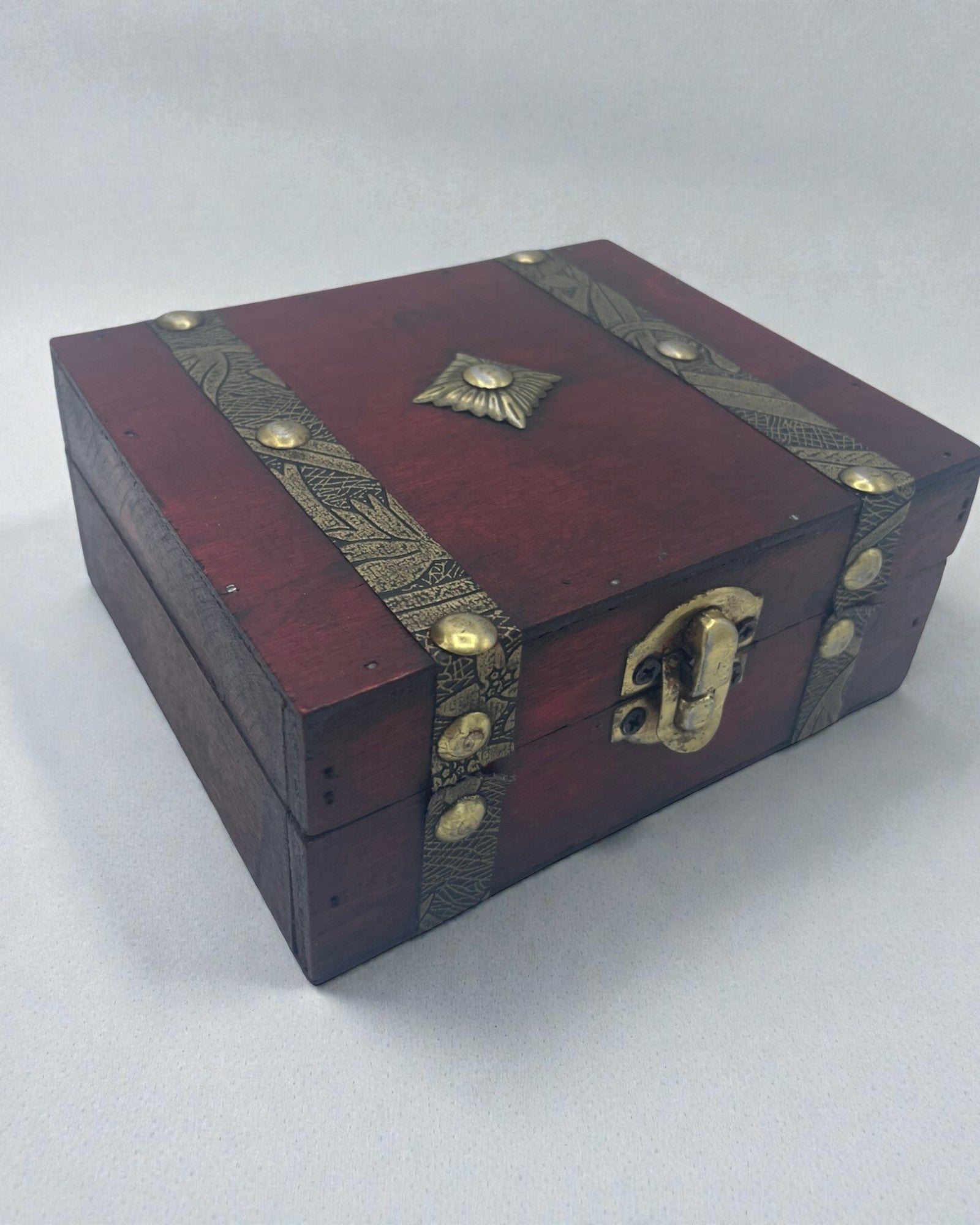 Rubinfarbenes Teekästchen – Quadratische braune Schatulle