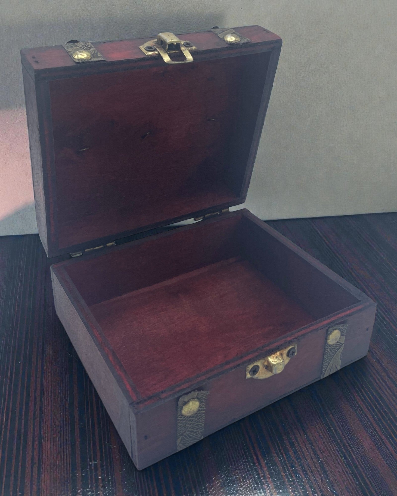 Rubinfarbenes Teekästchen – Quadratische braune Schatulle