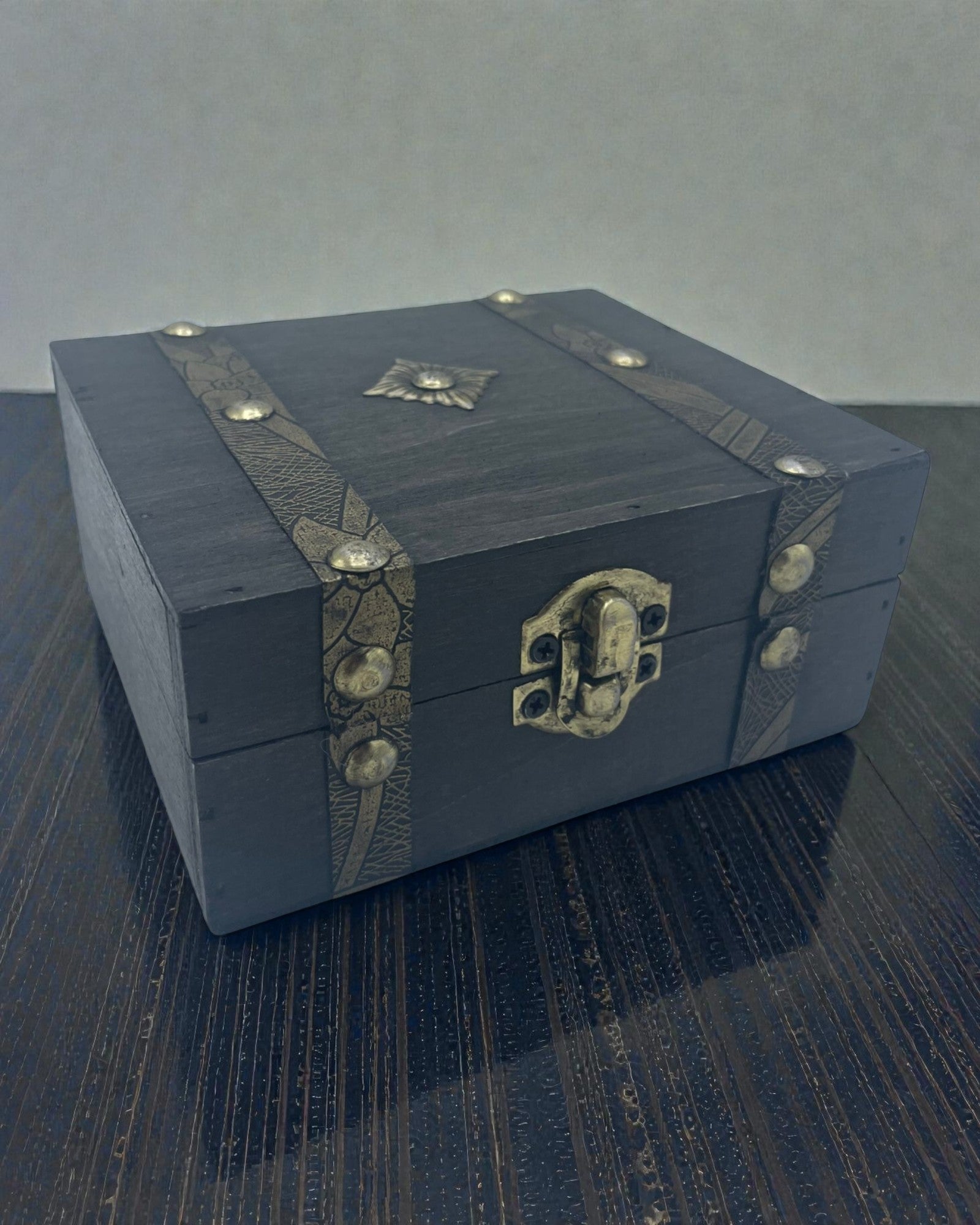 Tee-Arche des Nebels – Quadratische graue Schatulle