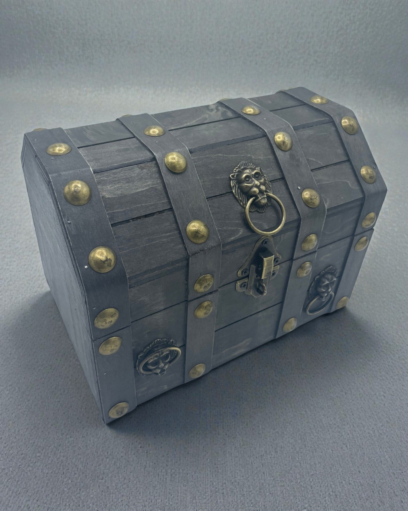 Arche des Schatzsuchers – Große graue Vintage-Truhe mit Metallbeschlägen