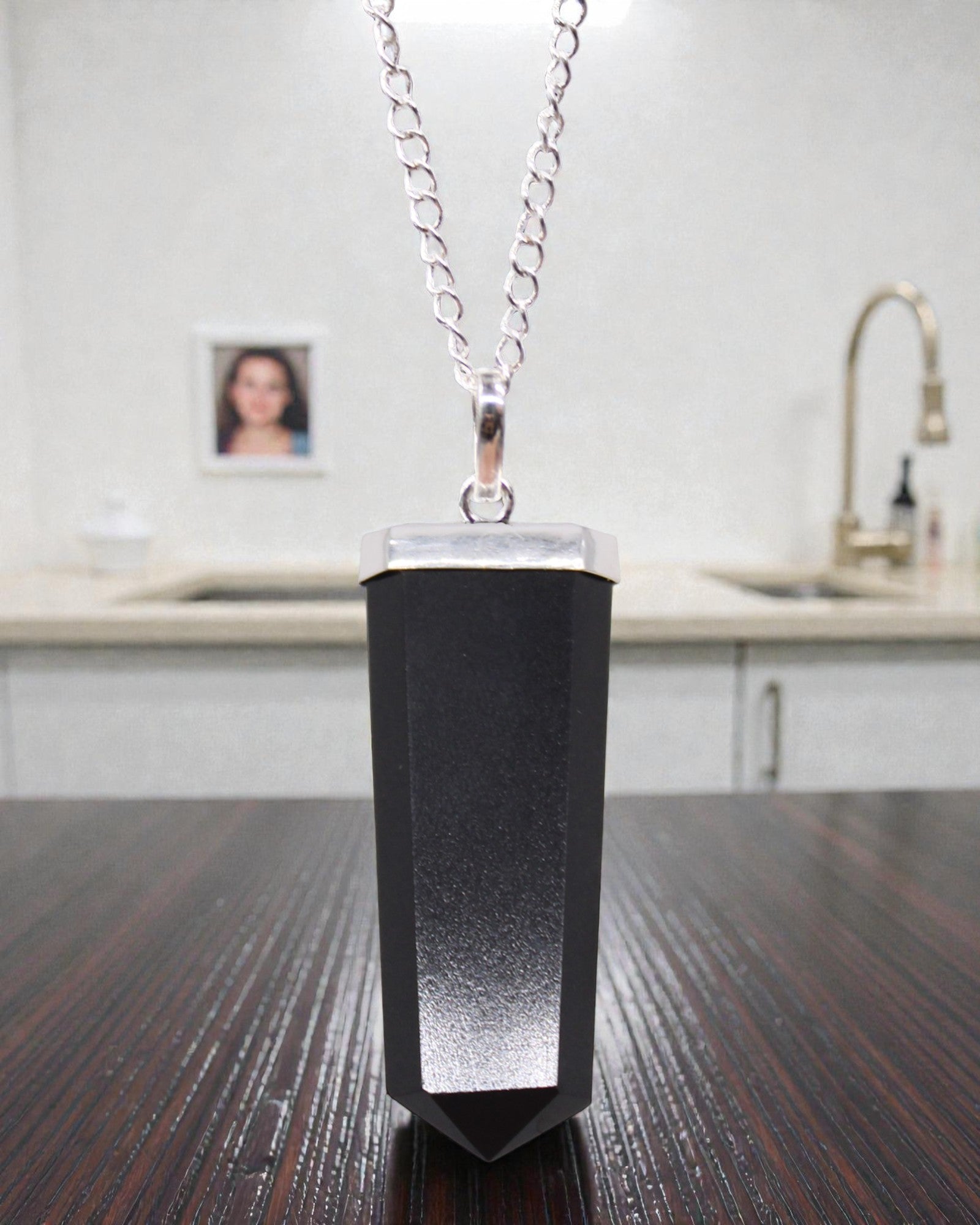 Obsidianstrahl – Flacher Anhänger aus schwarzem Achat im Kristallschliff