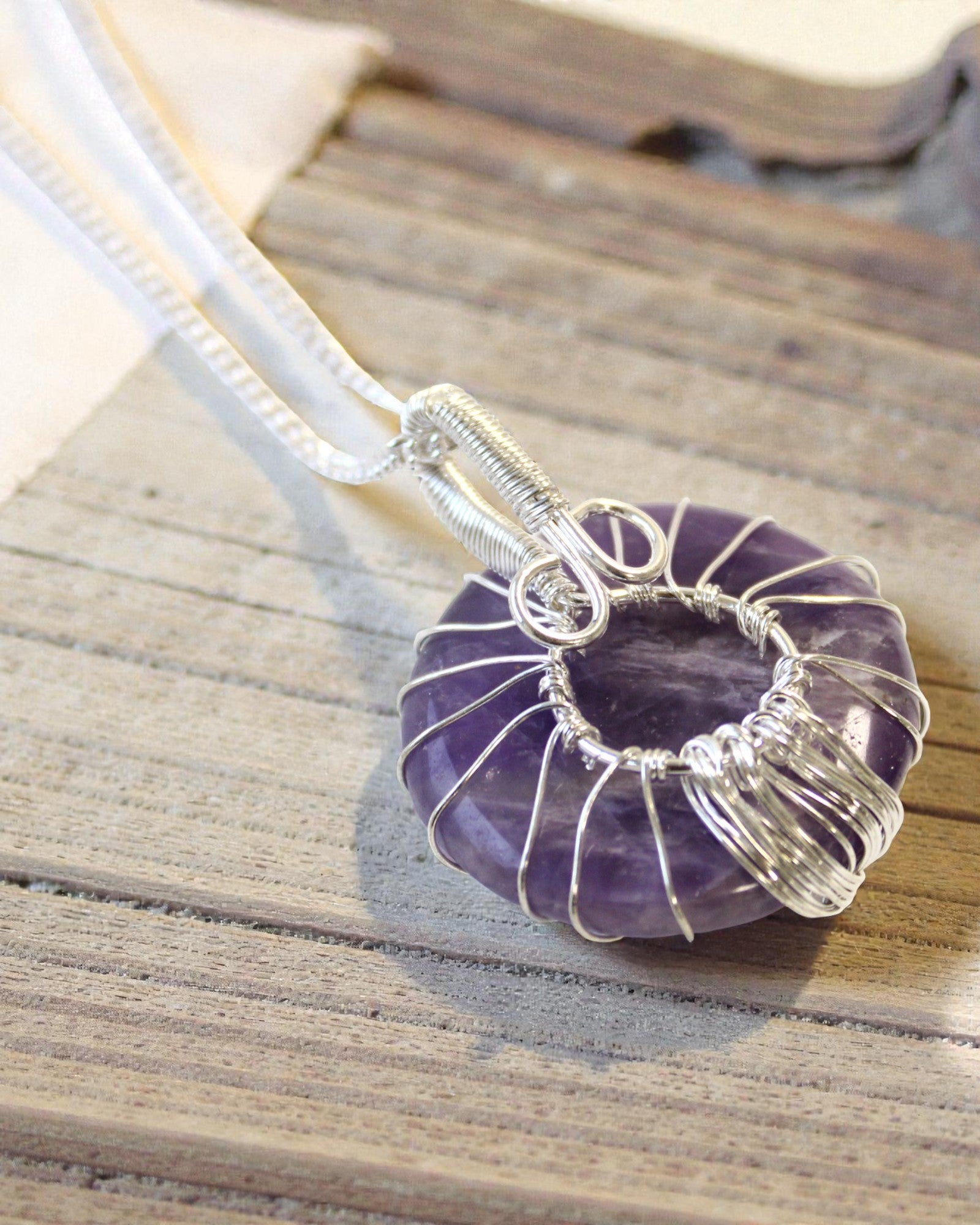 Baum der Harmonie – Handgefertigte Halskette mit Amethyst und Baum-des-Lebens-Motiv