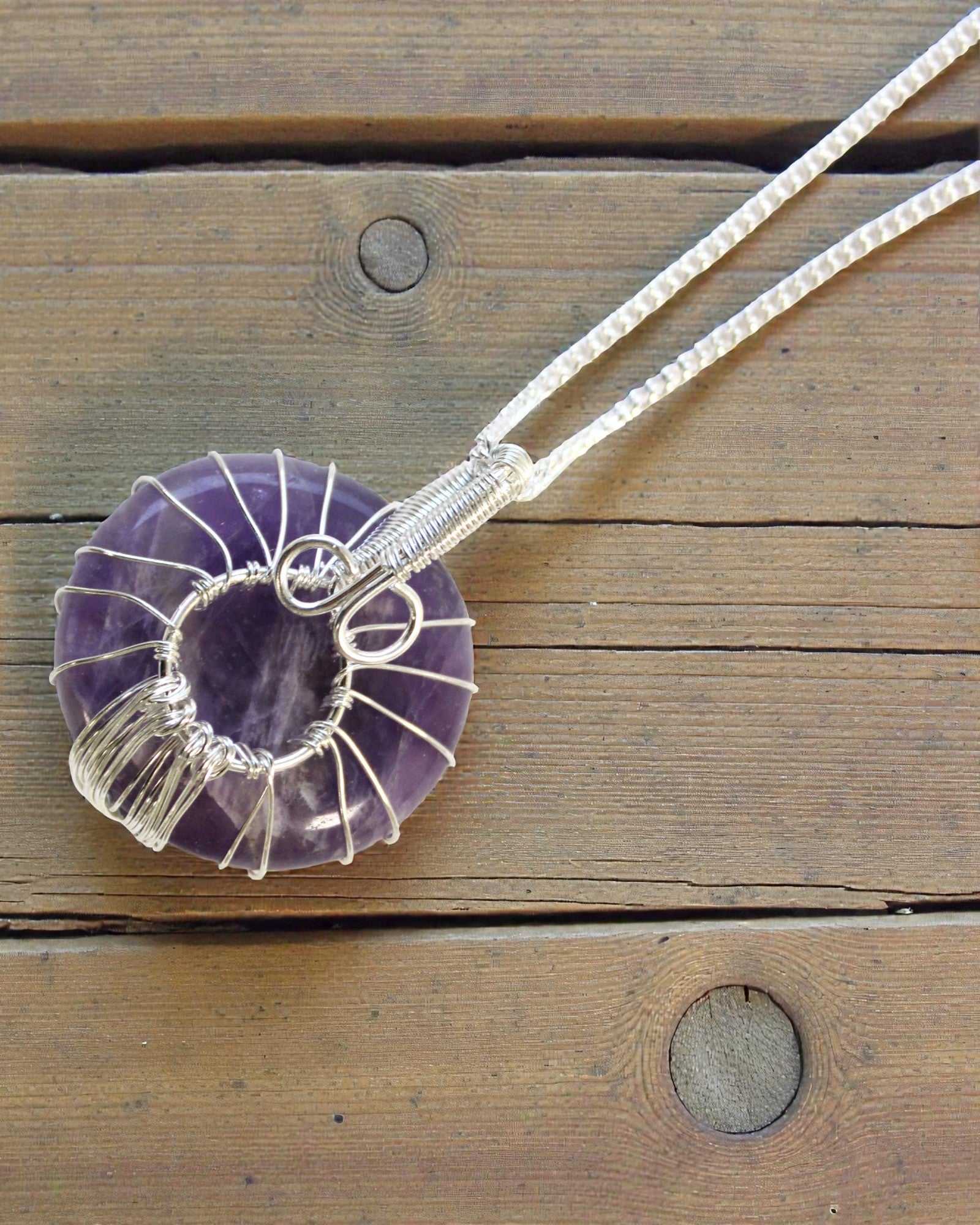 Baum der Harmonie – Handgefertigte Halskette mit Amethyst und Baum-des-Lebens-Motiv