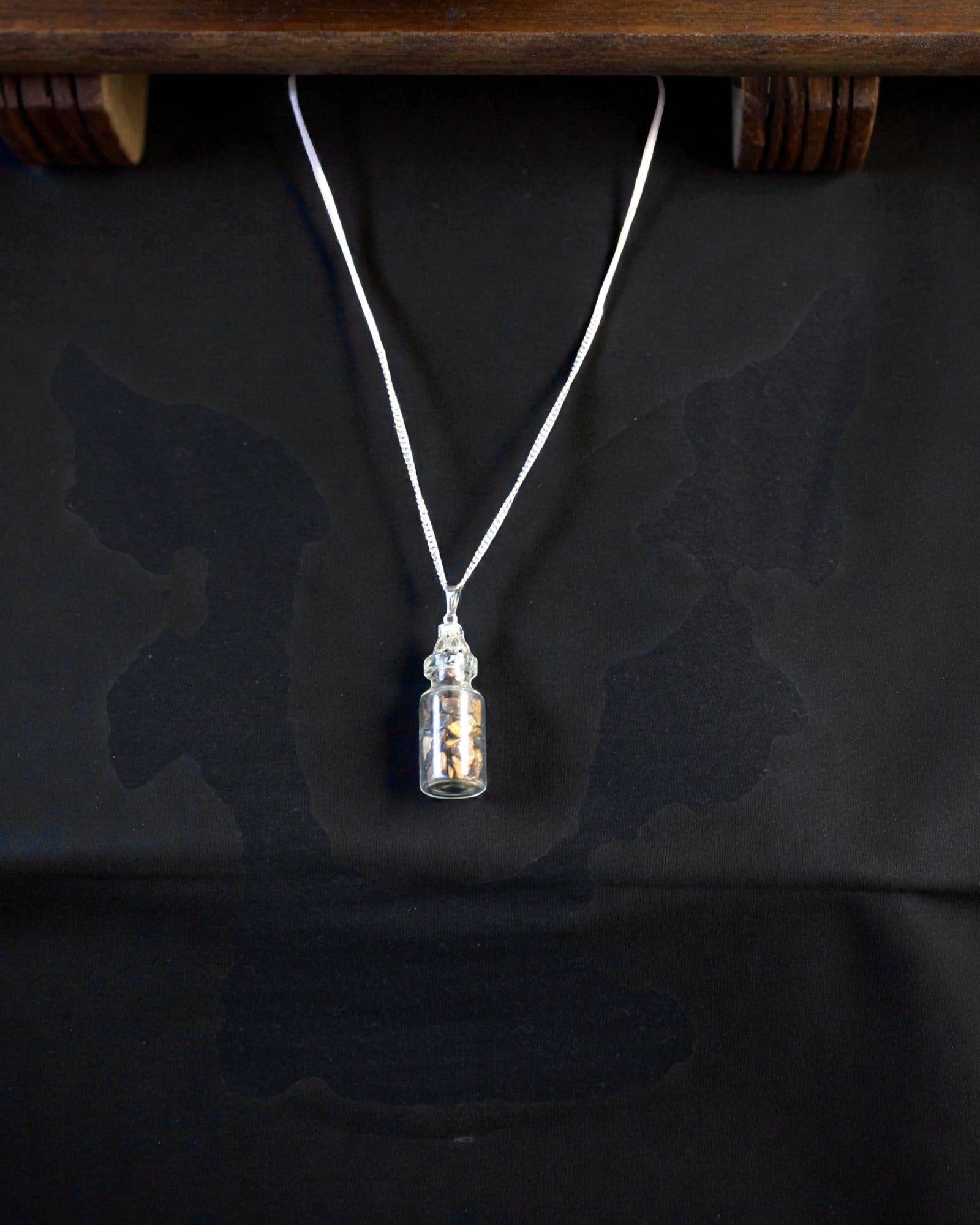 Flasche der Kraft – Halskette mit Tigerauge in einer Phiole