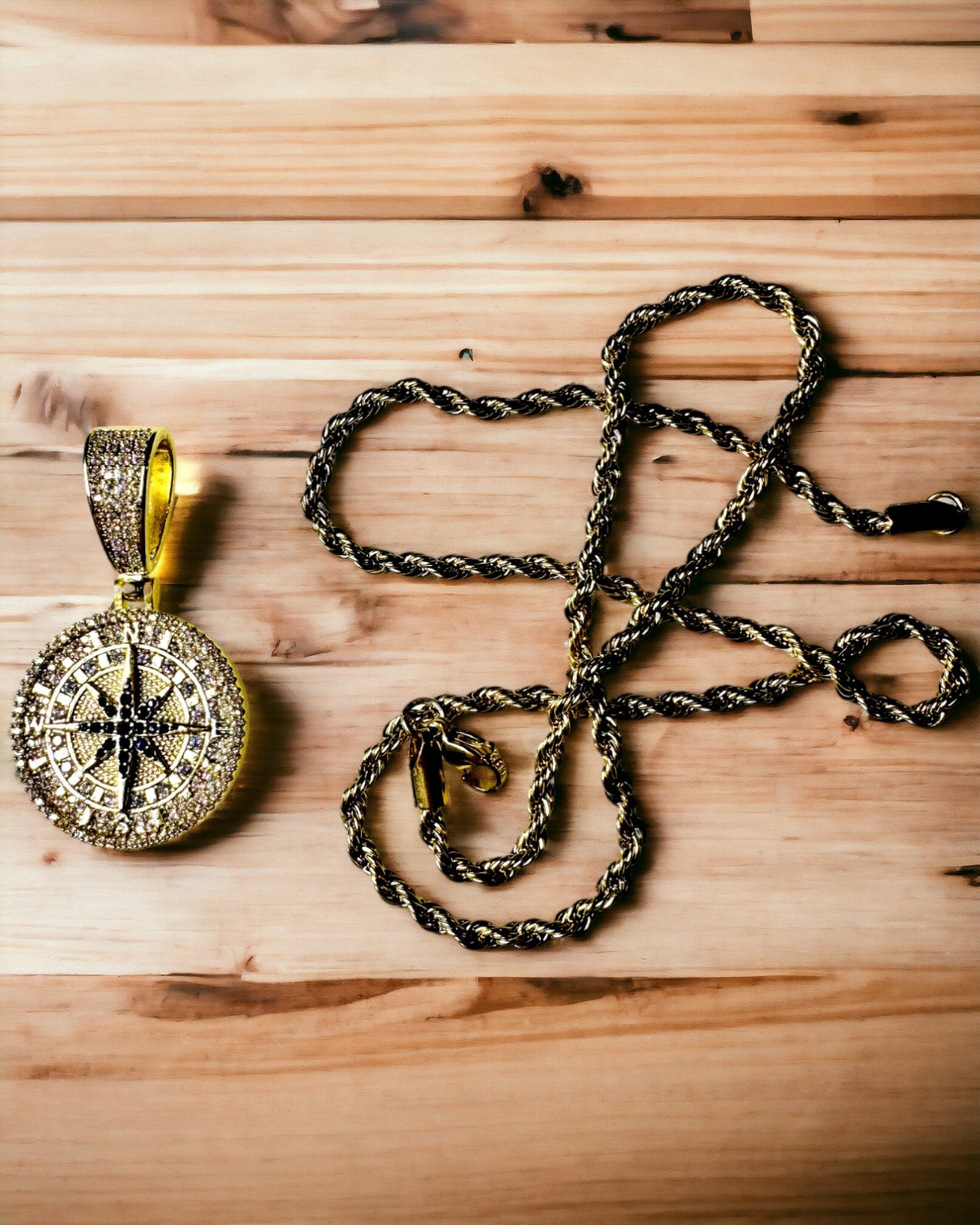 Glamour-Halskette mit Kompass-Anhänger und Zirkonia für Damen und Herren - 2 Varianten zur Auswahl, Personalisierung mit Gravur als Geschenk