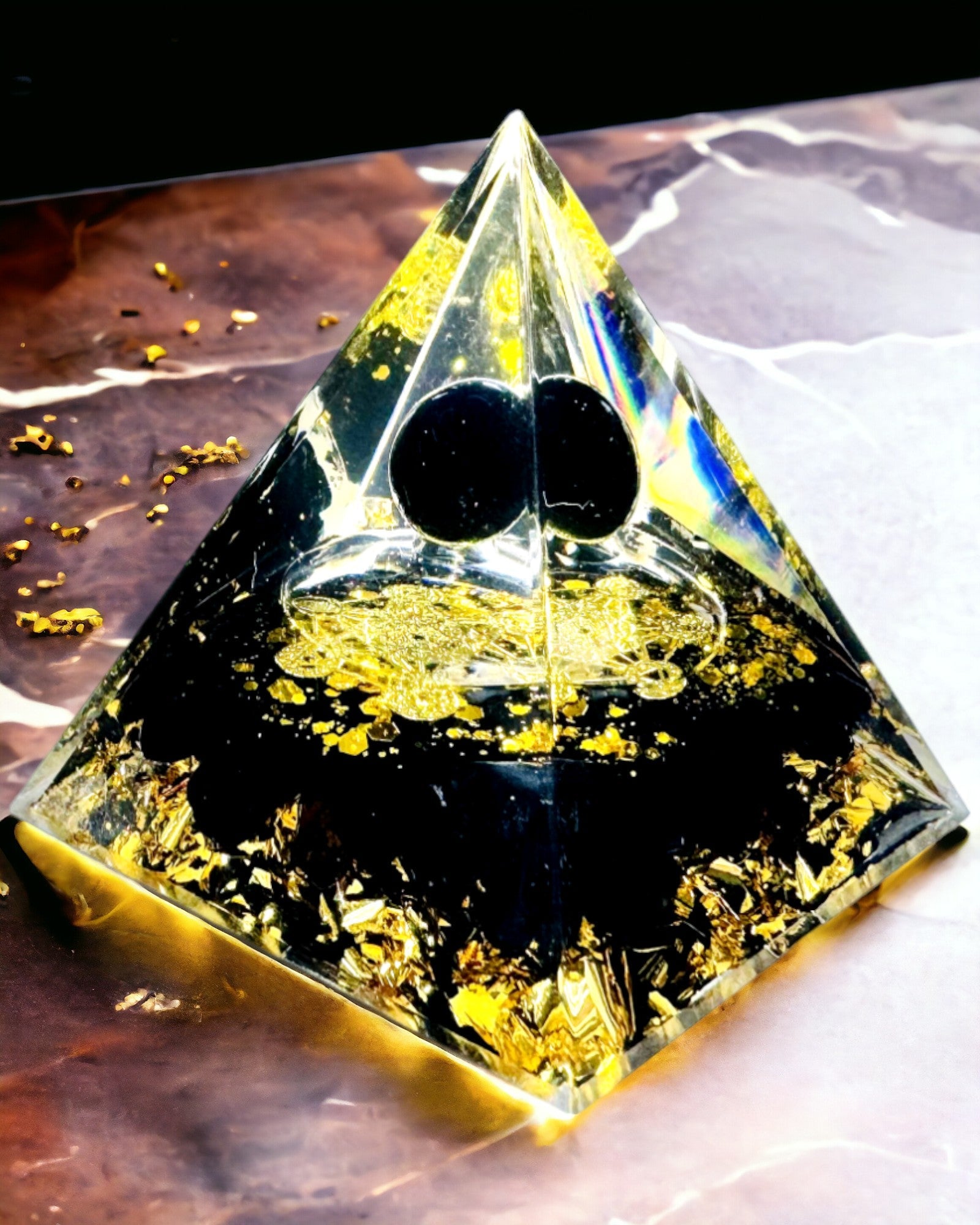 Kristallpyramide aus Amethyst - Bringt positive Energie und unterstützt die Meditation. Farbe gold - schwarz