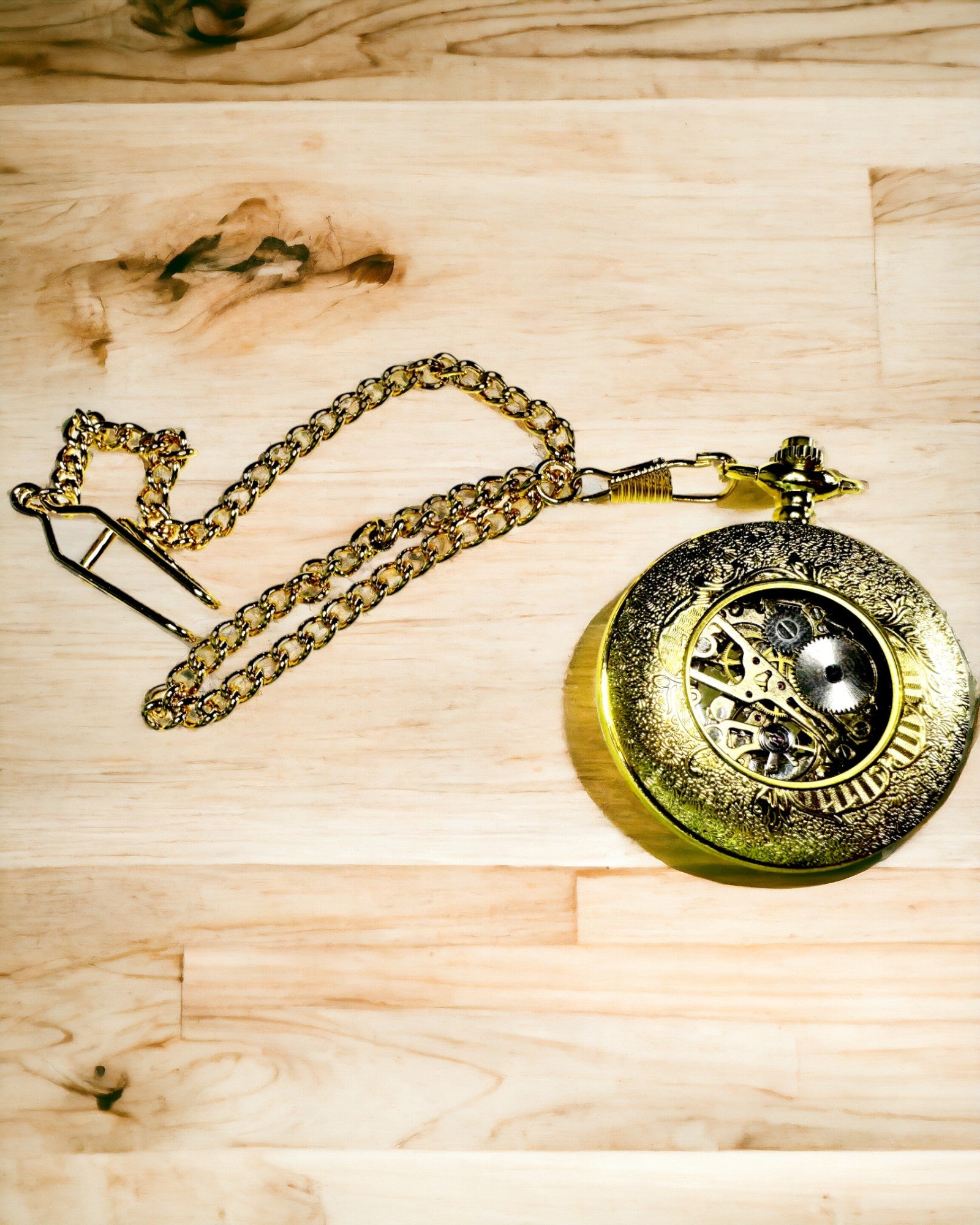Retro Taschenuhr mit handaufgezogenem Mechanismus, goldene Farbe mit römischer Skala und leuchtendem Zifferblatt, Vintage-Stil