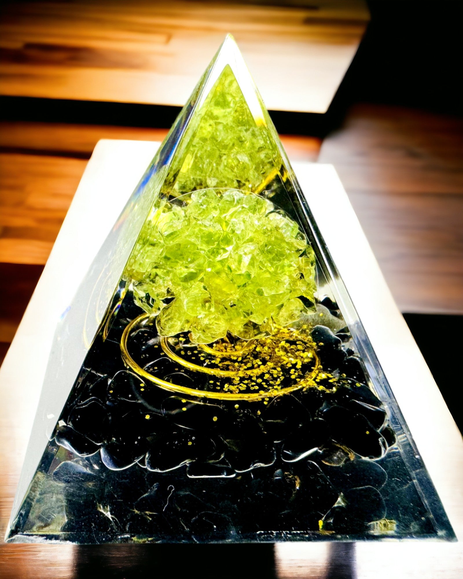 Orgonit-Pyramide Reiki mit natürlichen Kristallen - Dekoratives Symbol für das Gleichgewicht der Chakra-Energie