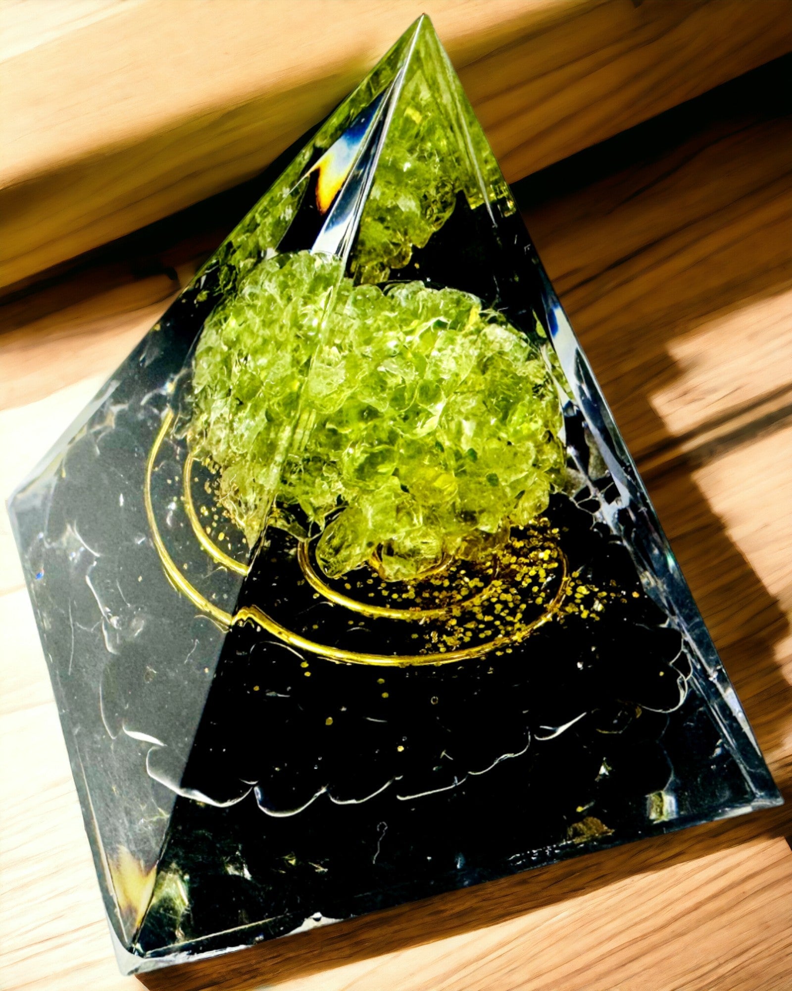 Orgonit-Pyramide Reiki mit natürlichen Kristallen - Dekoratives Symbol für das Gleichgewicht der Chakra-Energie