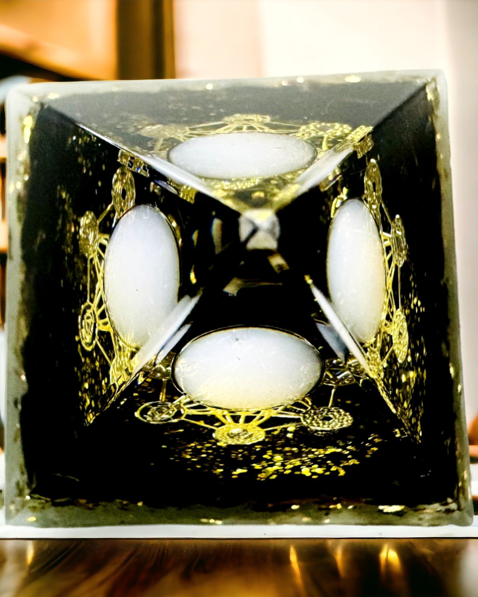 Orgonit-Pyramide mit Obsidian – Chakra-Energie-Generator, Reiki-Meditationswerkzeug mit Naturstein