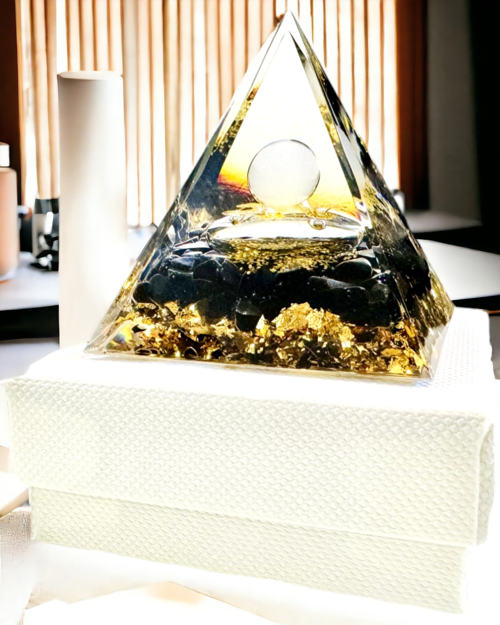 Orgonit-Pyramide mit Obsidian – Chakra-Energie-Generator, Reiki-Meditationswerkzeug mit Naturstein