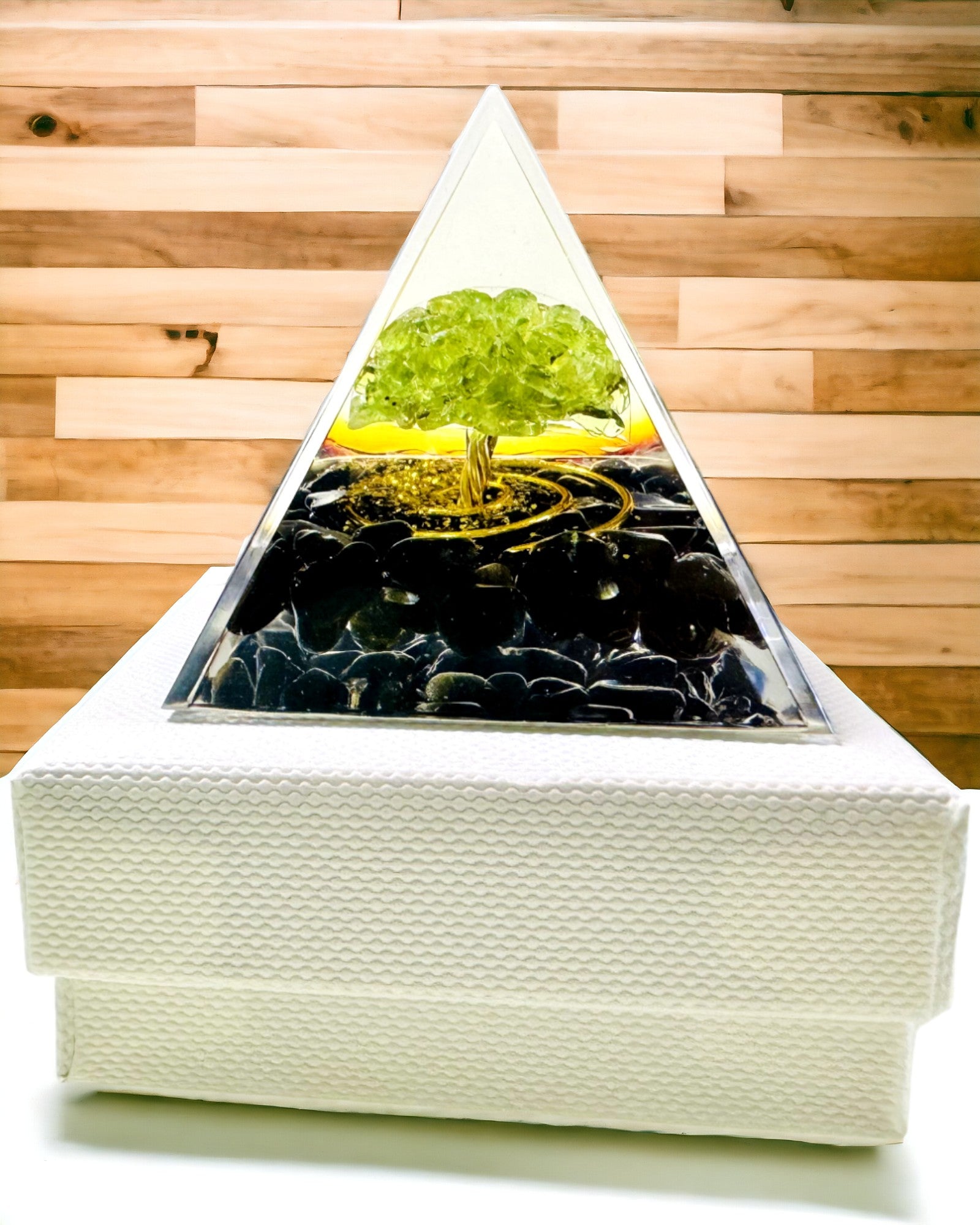 Orgonit-Pyramide Reiki mit natürlichen Kristallen - Dekoratives Symbol für das Gleichgewicht der Chakra-Energie