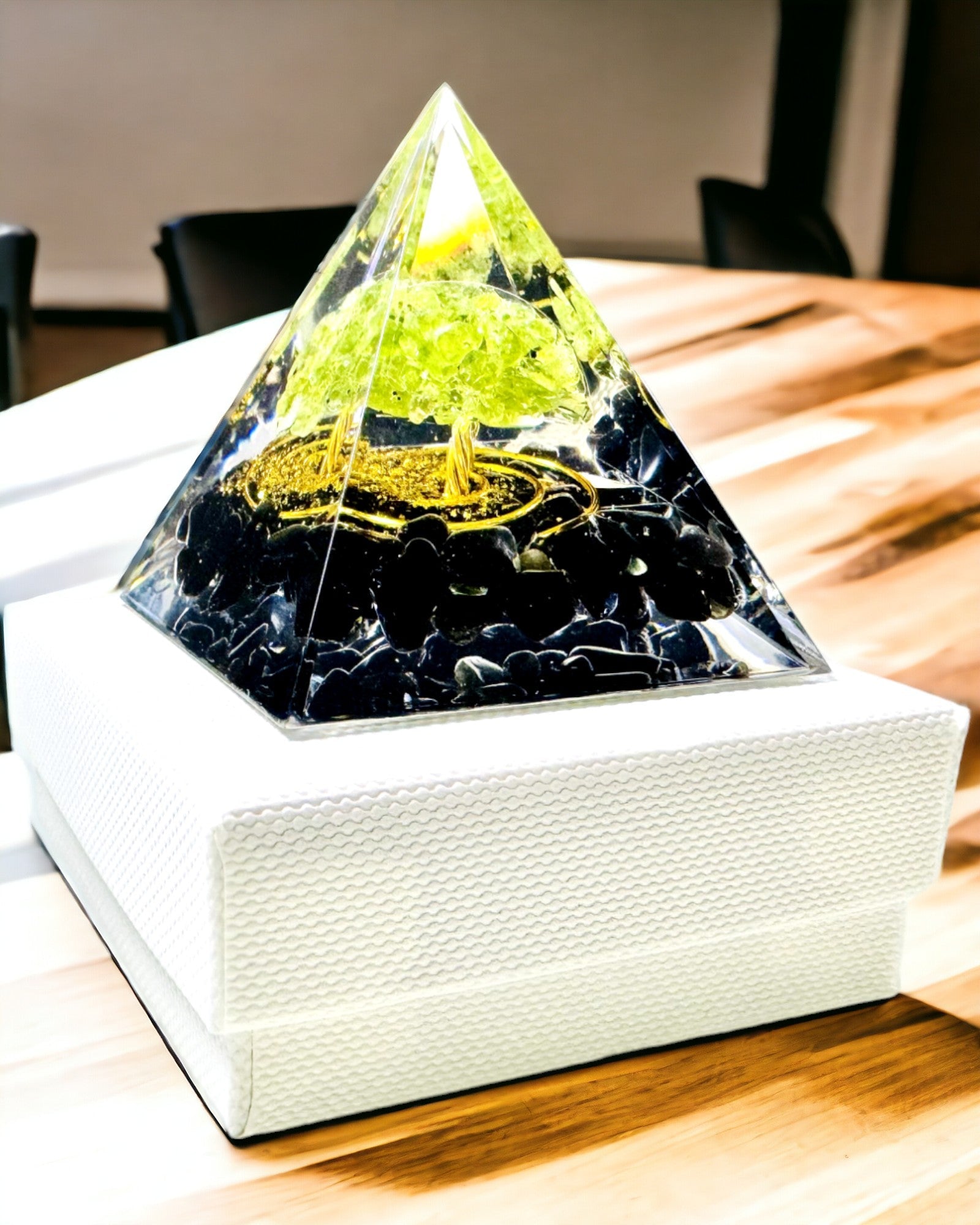 Orgonit-Pyramide Reiki mit natürlichen Kristallen - Dekoratives Symbol für das Gleichgewicht der Chakra-Energie