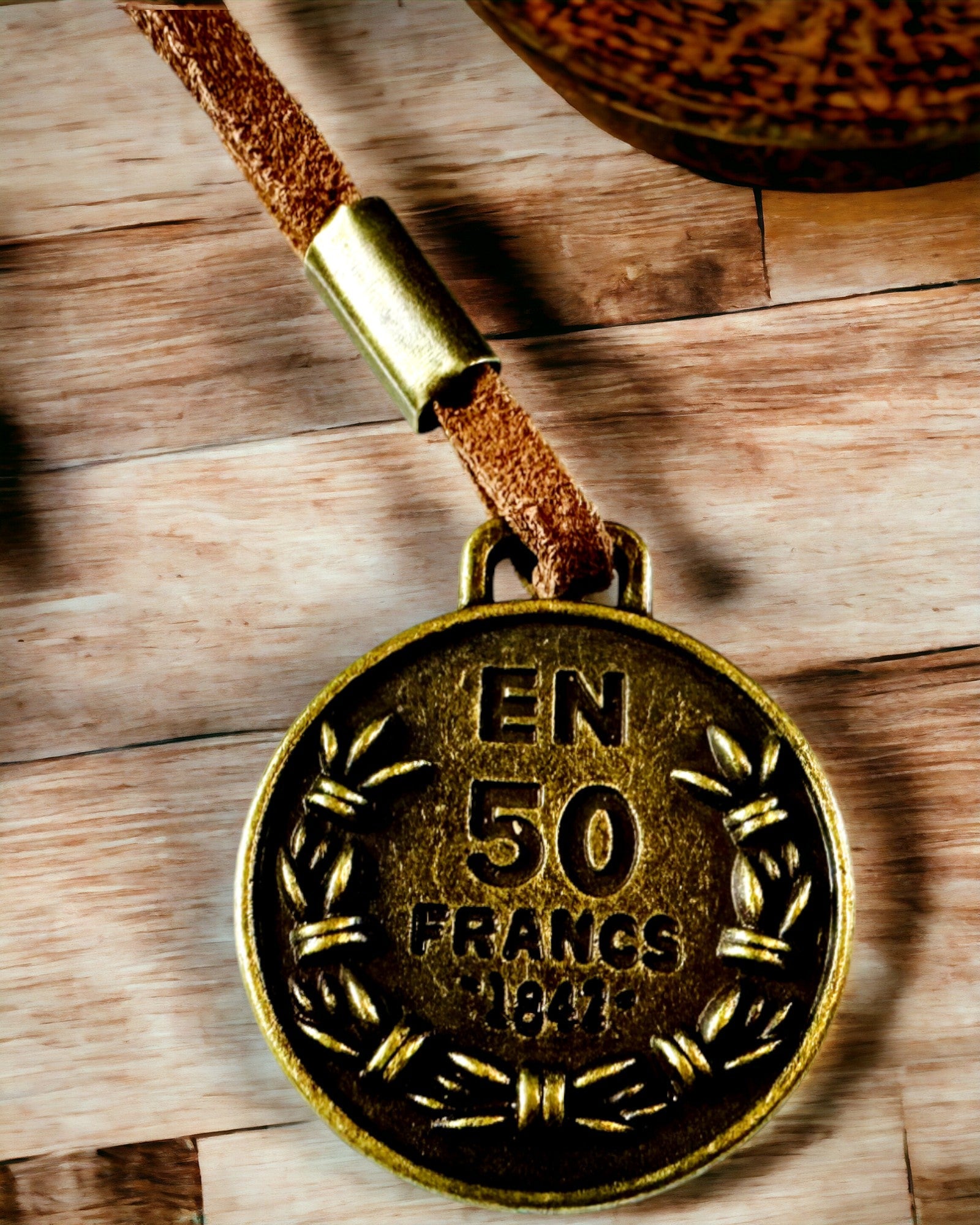 Retro Hellbraun - matt, ledernes Federmäppchen im Reisenden-Stil mit Weltkarte – Praktisch und Geräumig. Personalisierung mit Gravur.