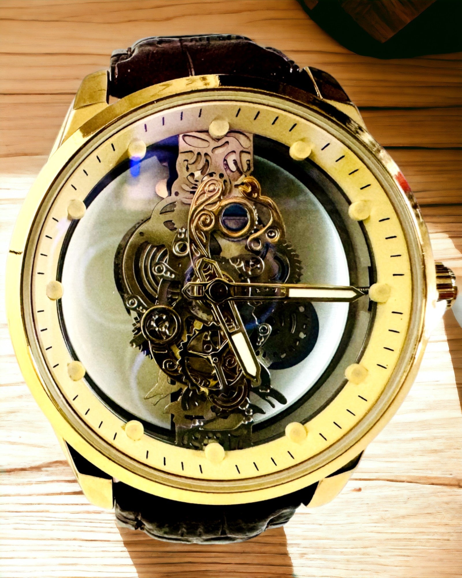 Herrenuhr mit transparentem Uhrwerk - Eleganz und Präzision in goldener Fassung