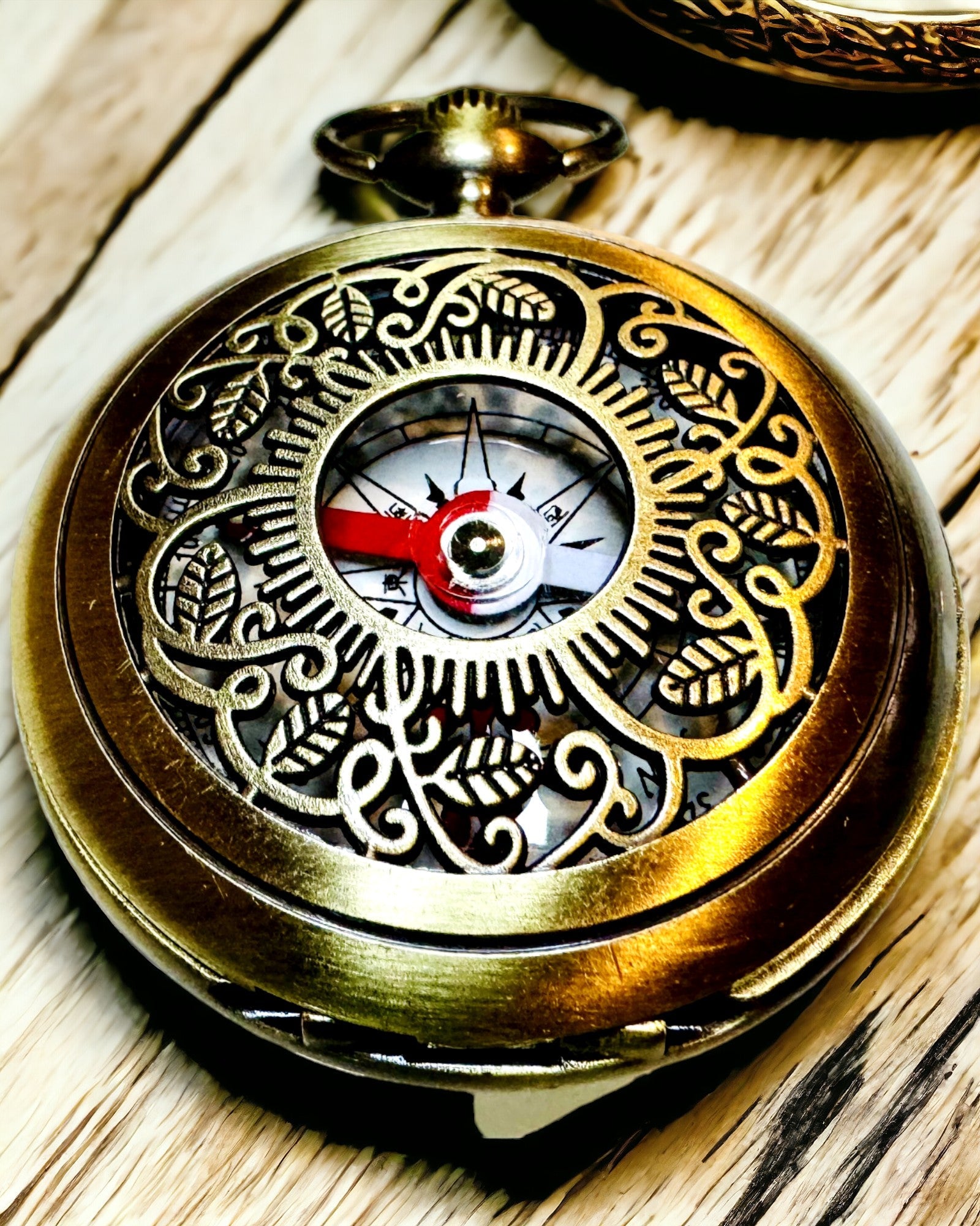 Vintage-Navigationskompass mit filigranem Muster – in Braun-Gold