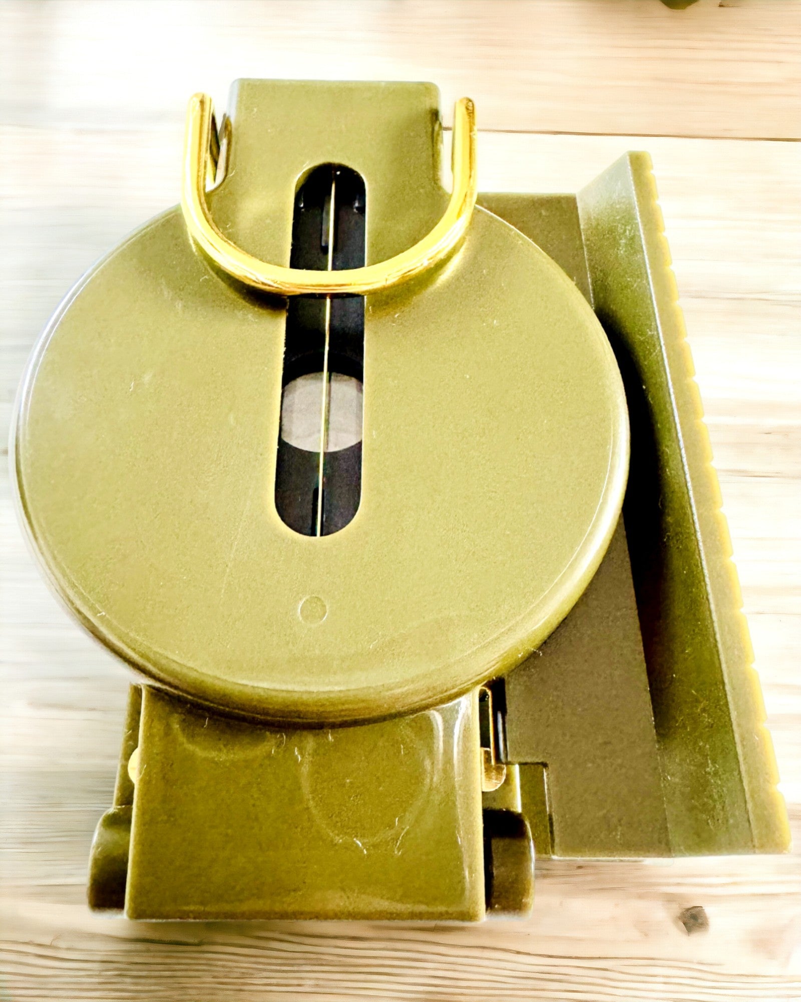 Wasserdichter Kompass mit hoher Präzision in Armeegrün – Zuverlässig in der Orientierung, Gravur möglich