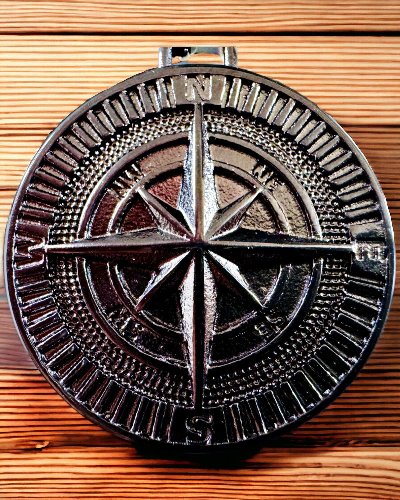 Halskette mit Kompass – Geschmiedeter Schmuck aus Edelstahl für Männer und Frauen in zwei Farben, mit Gravur