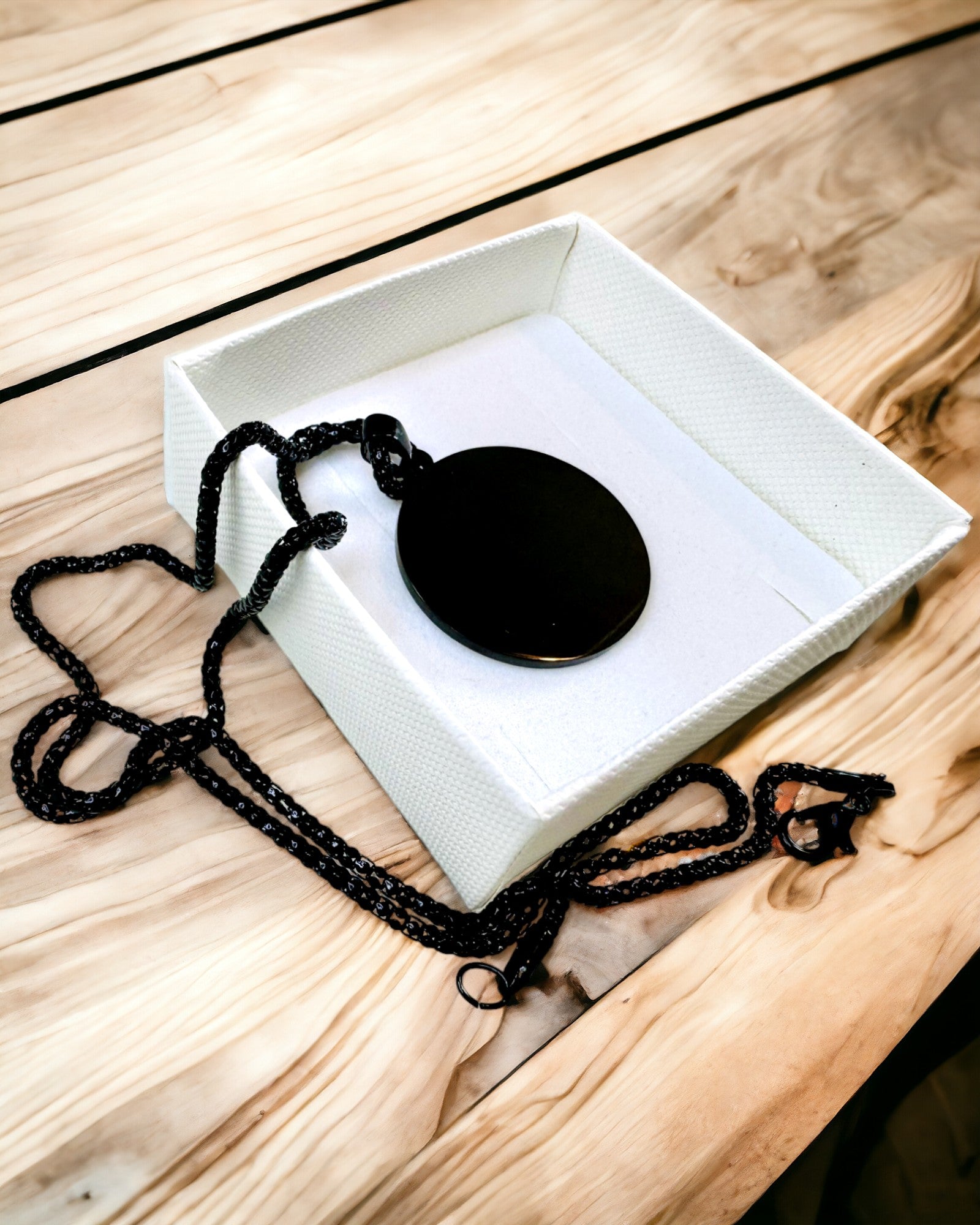 Anhänger "Urban Elegance" – Runder Medaillon aus Edelstahl in Zwei Farben mit Personalisierungsmöglichkeit