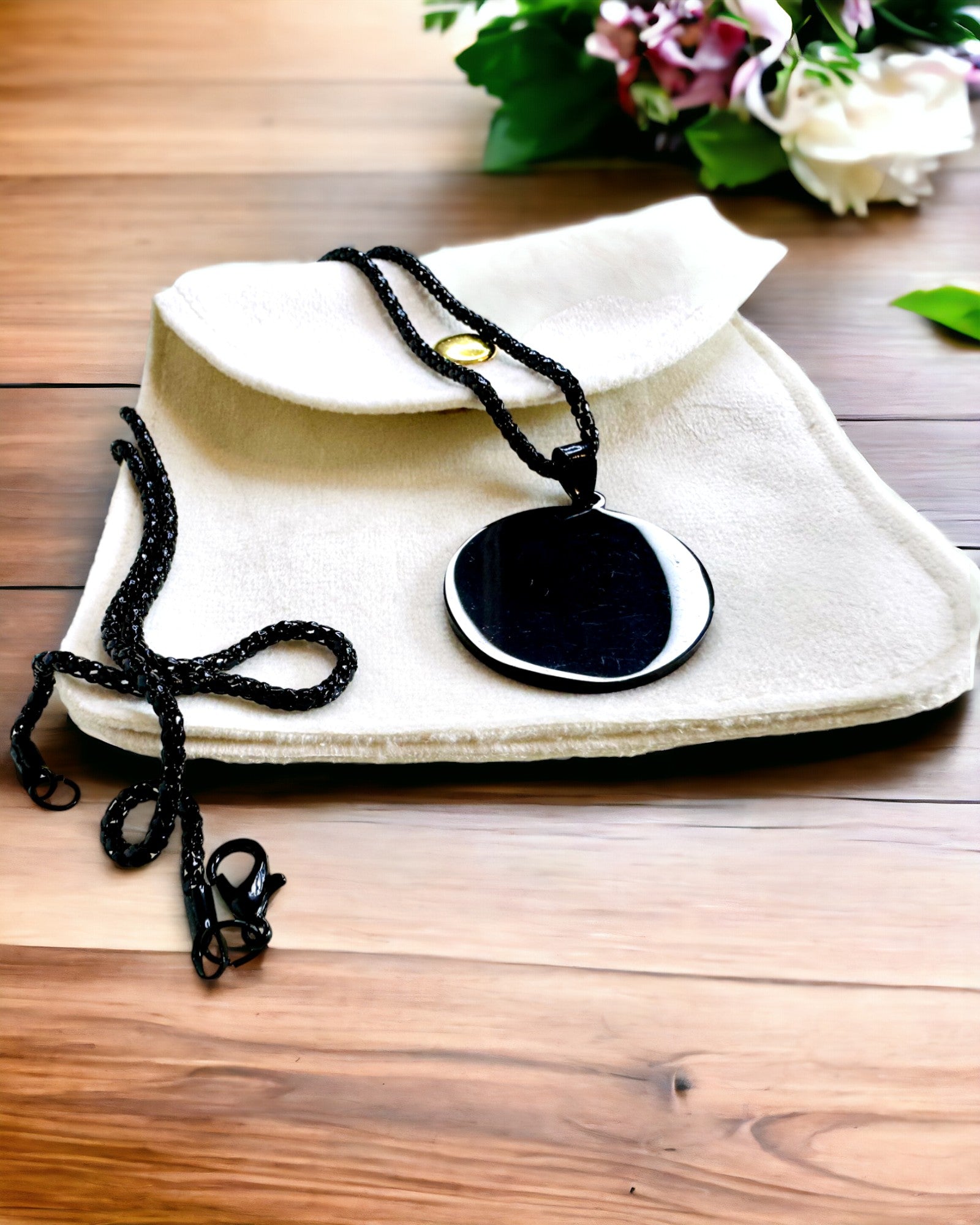 Anhänger "Urban Elegance" – Runder Medaillon aus Edelstahl in Zwei Farben mit Personalisierungsmöglichkeit