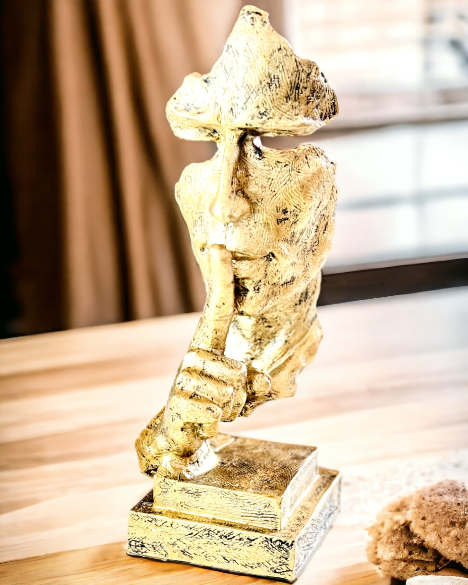 Reflektierender Mann – Abstrakte Skulptur im modernen Stil