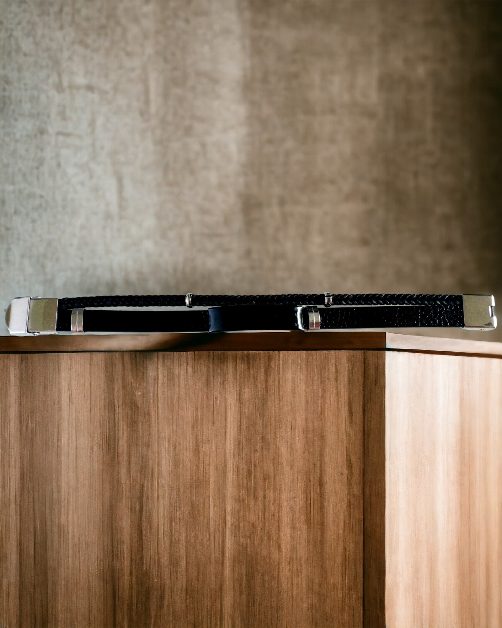 Herrenarmband aus PU-Leder und Edelstahl mit Gravurmöglichkeit – Erhältlich in Zwei Farbvarianten