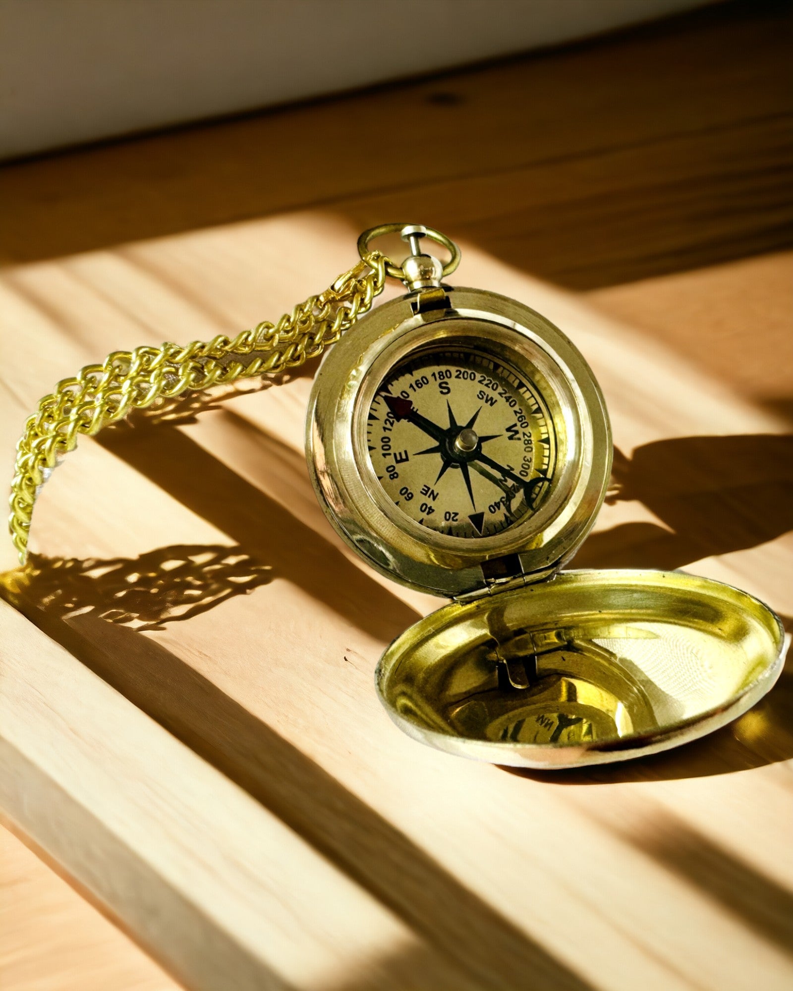 Kompass in goldener Farbe Abenteuer – Eleganter Entdecker Navigator