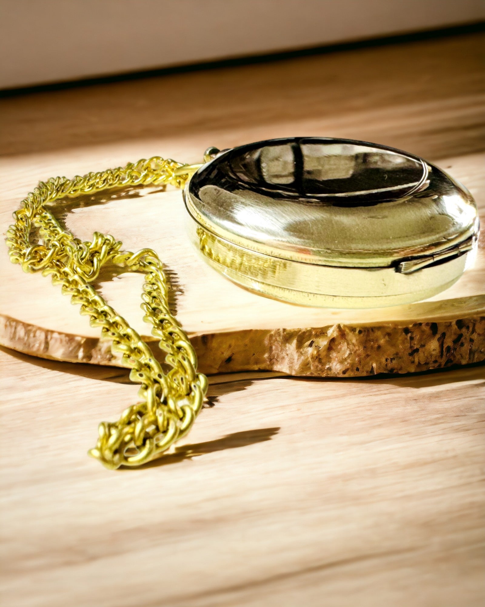 Kompass in goldener Farbe Abenteuer – Eleganter Entdecker Navigator