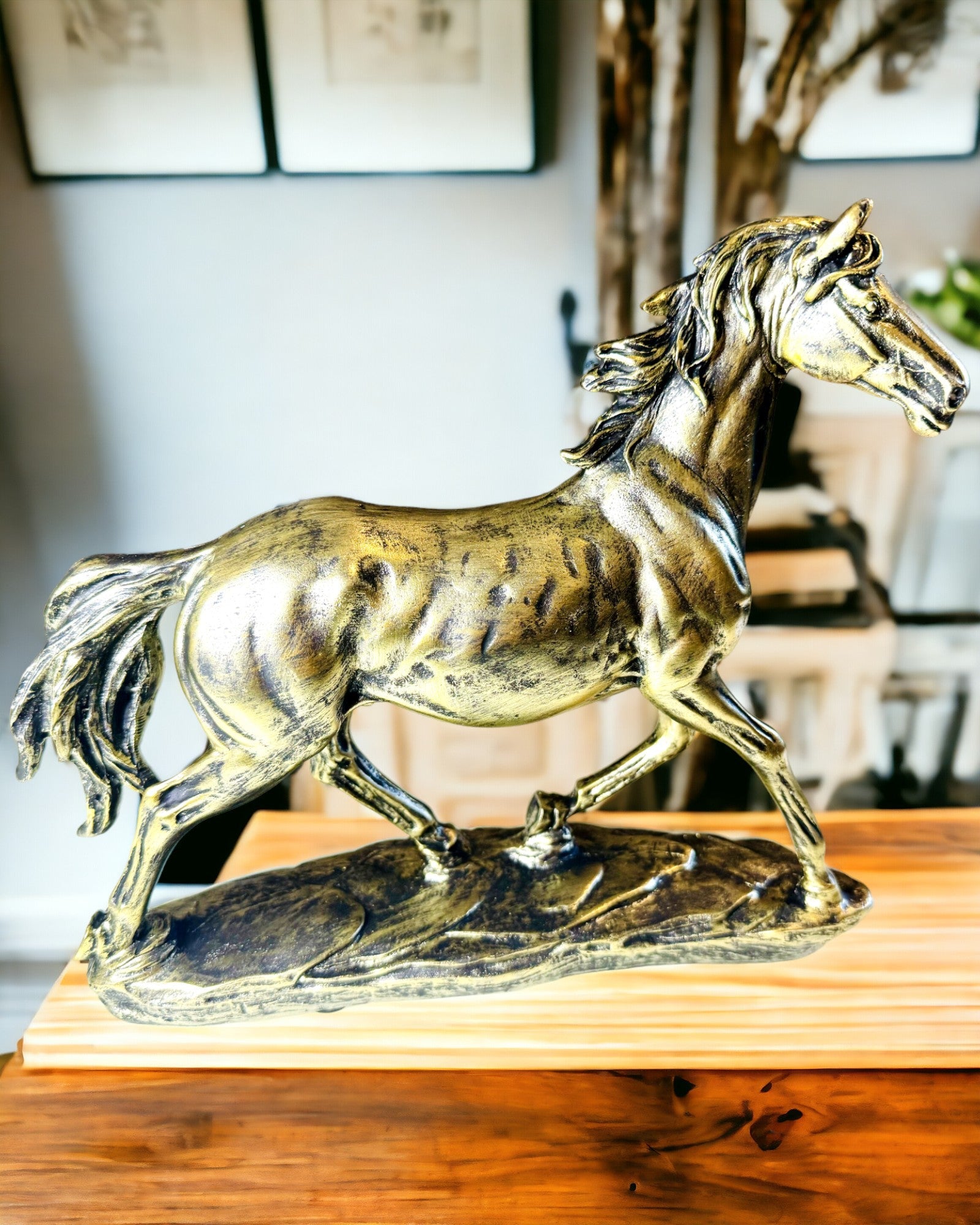 Pferdestatuette im Galopp aus Harz mit Gravuroption
