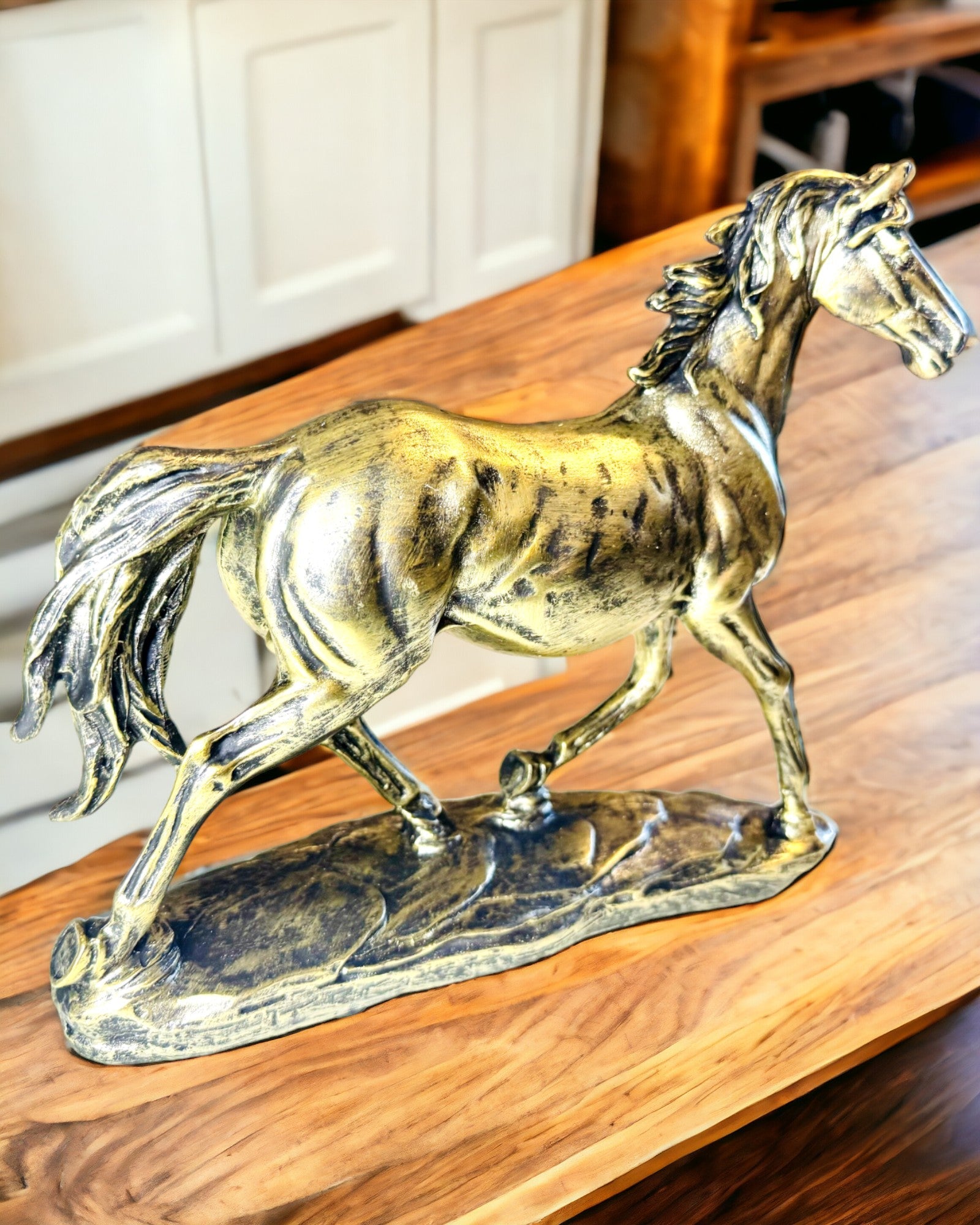 Pferdestatuette im Galopp aus Harz mit Gravuroption
