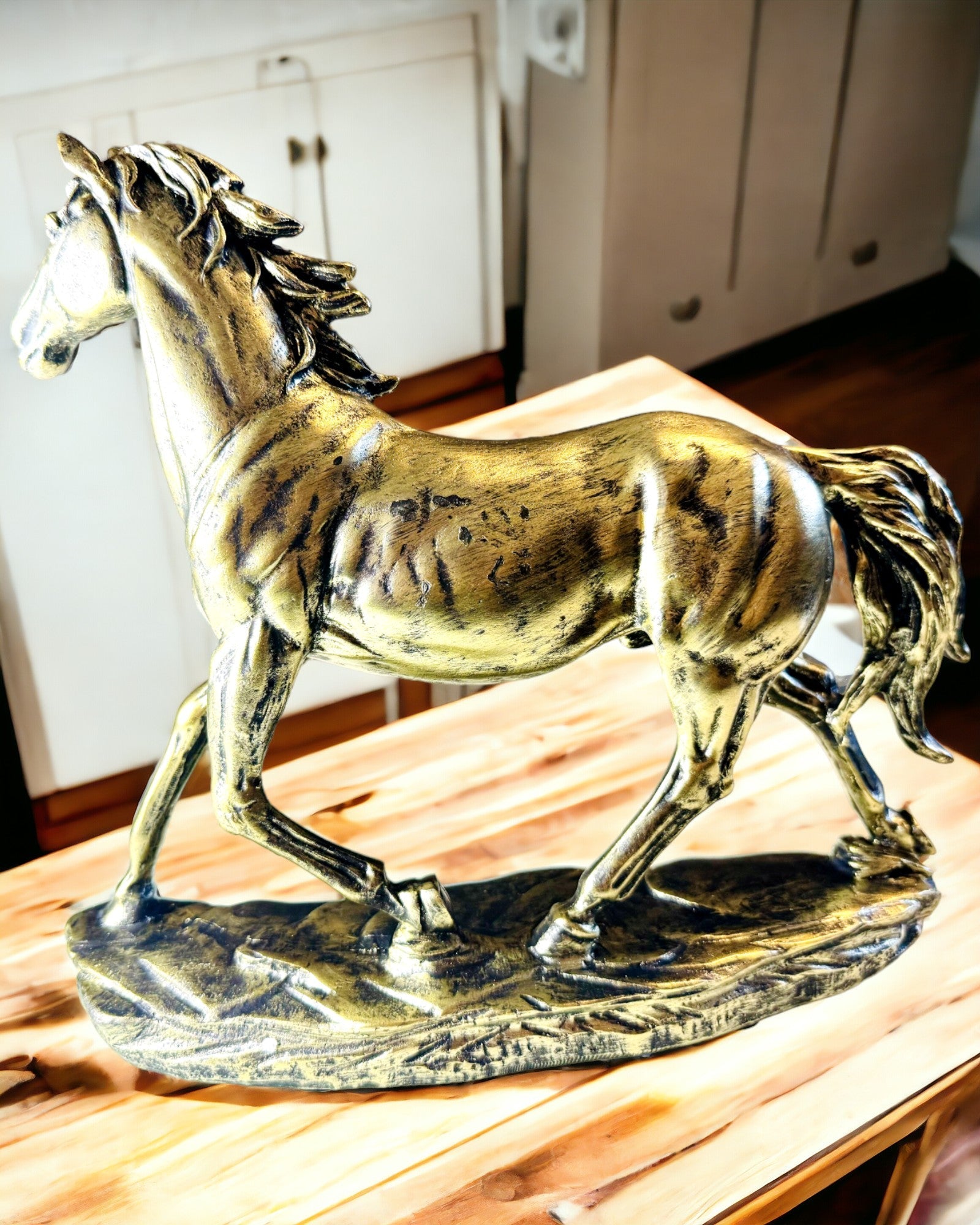 Pferdestatuette im Galopp aus Harz mit Gravuroption