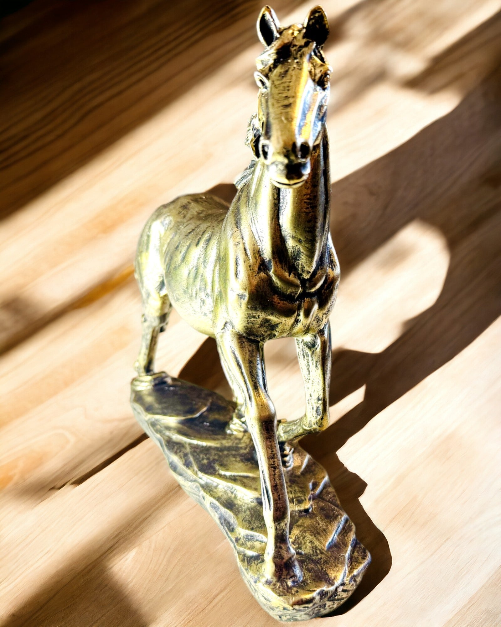 Pferdestatuette im Galopp aus Harz mit Gravuroption