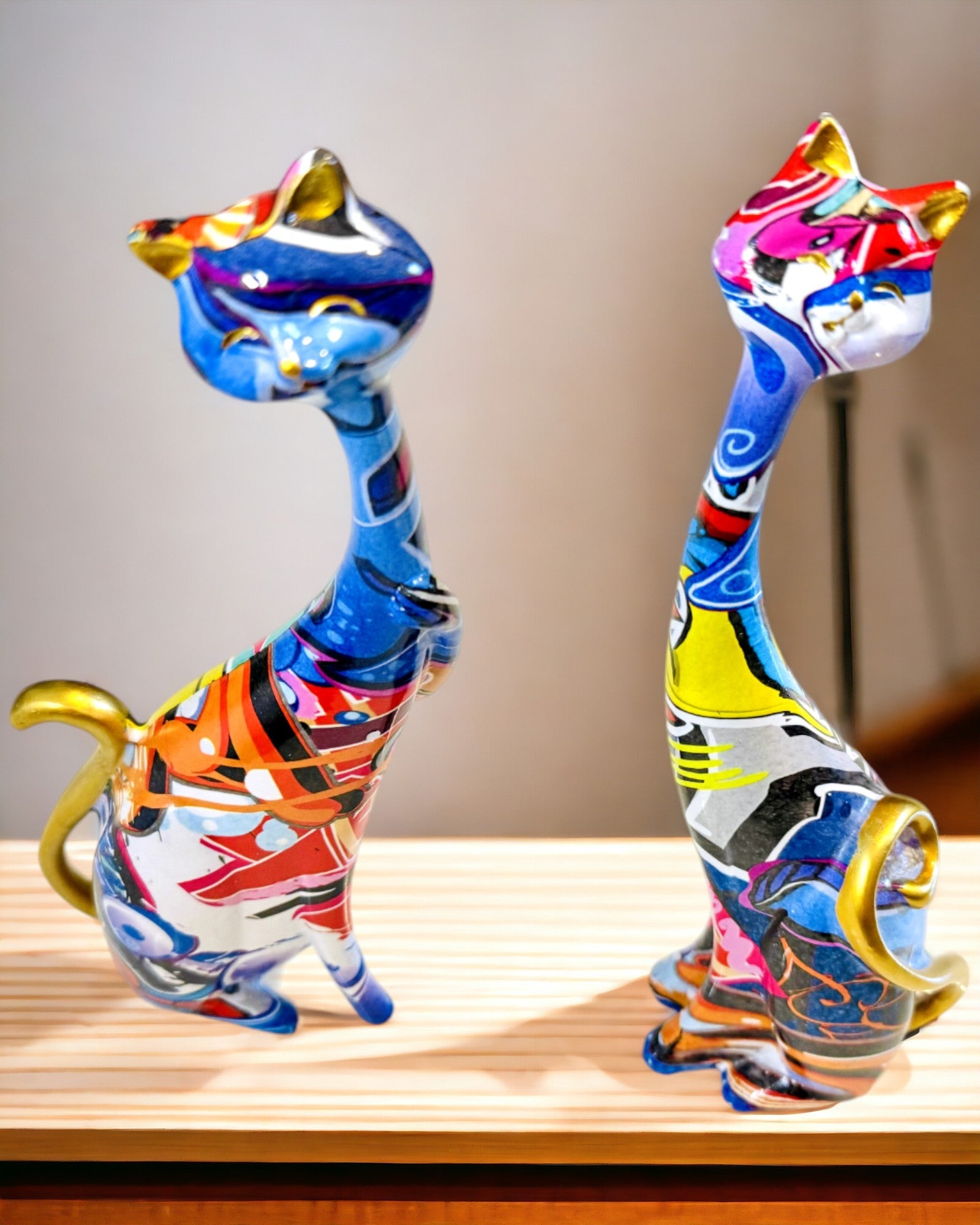 Abstrakte Katzenfiguren "ArtCats", handbemalt, Harz – 25 cm, 2 Stk.