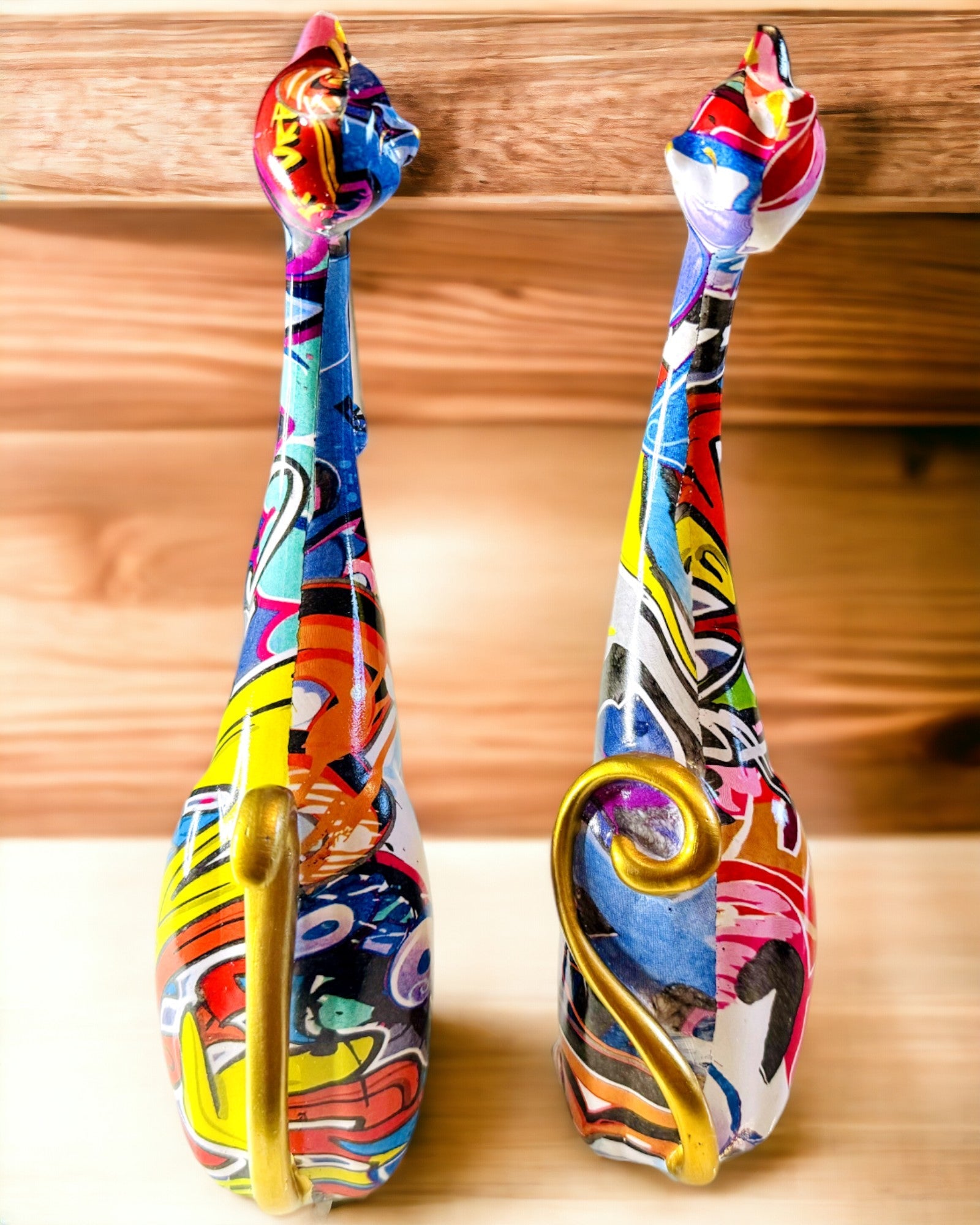 Abstrakte Katzenfiguren "ArtCats", handbemalt, Harz – 25 cm, 2 Stk.