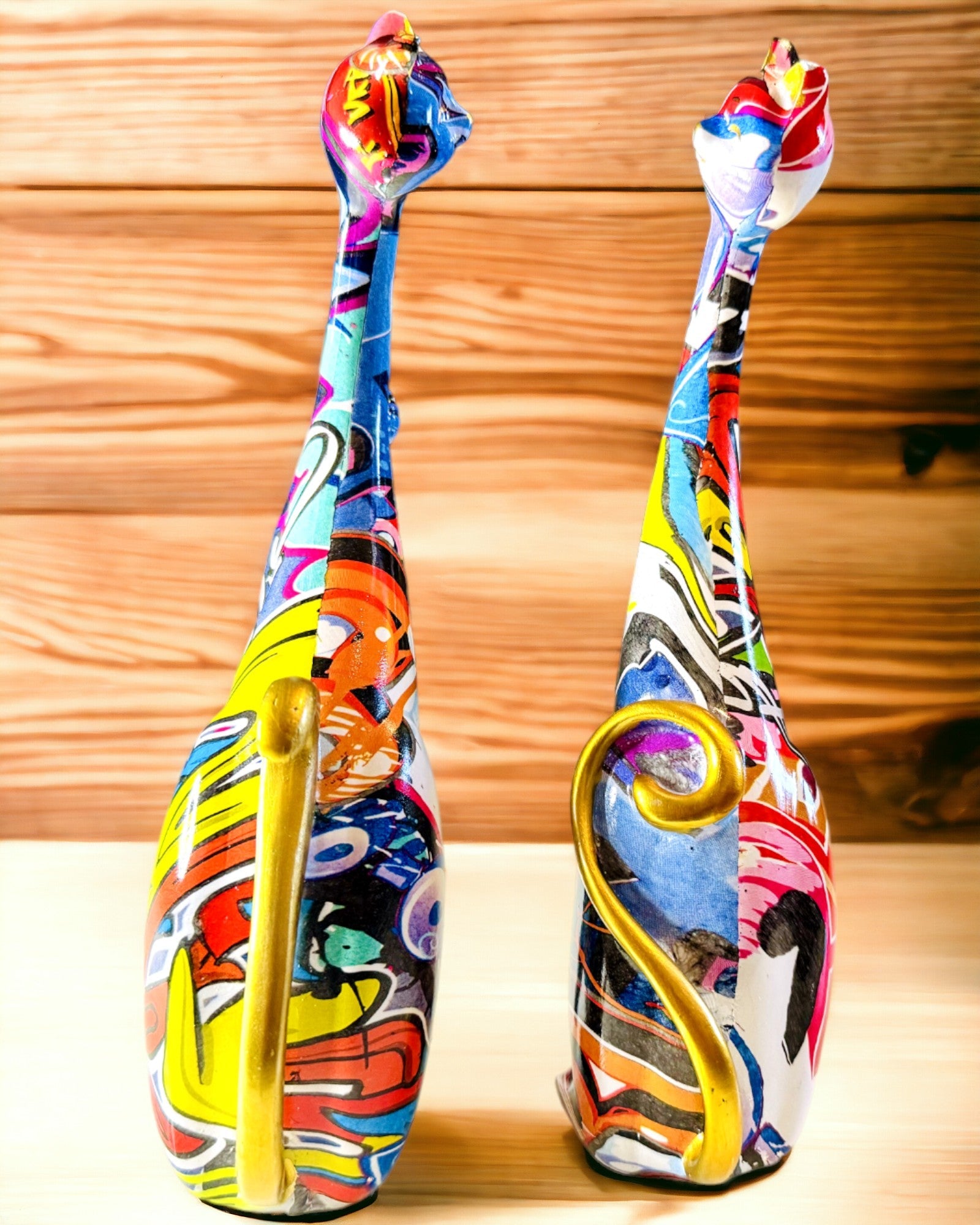 Abstrakte Katzenfiguren "ArtCats", handbemalt, Harz – 25 cm, 2 Stk.