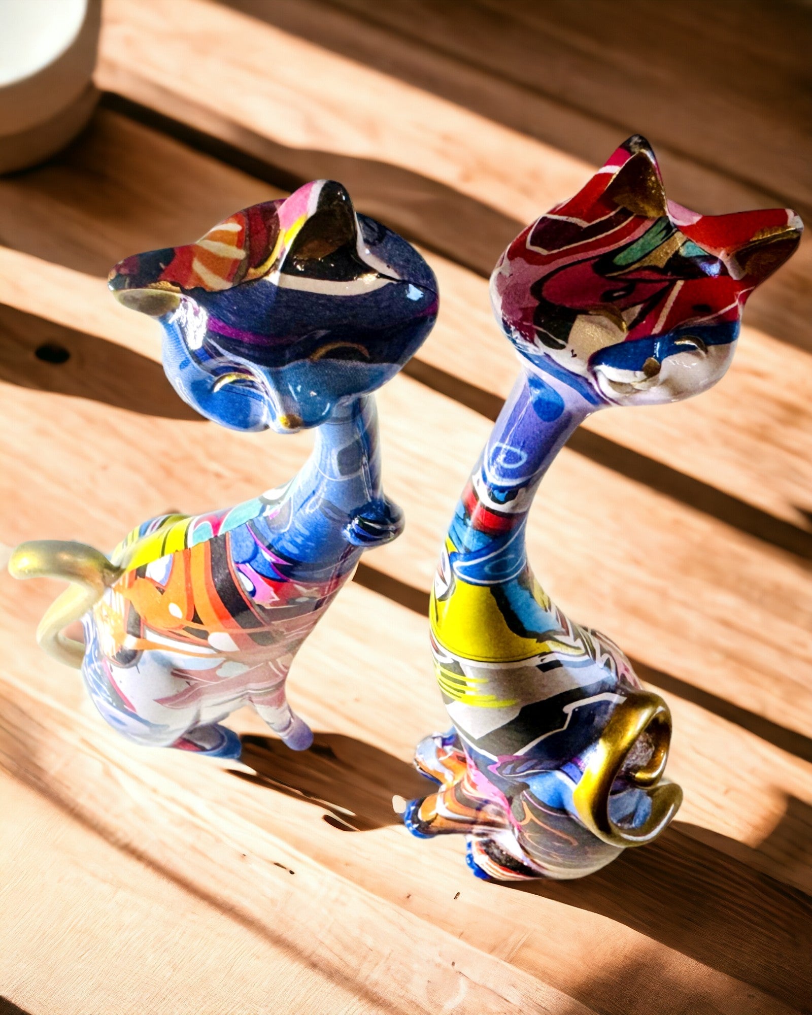 Abstrakte Katzenfiguren "ArtCats", handbemalt, Harz – 25 cm, 2 Stk.