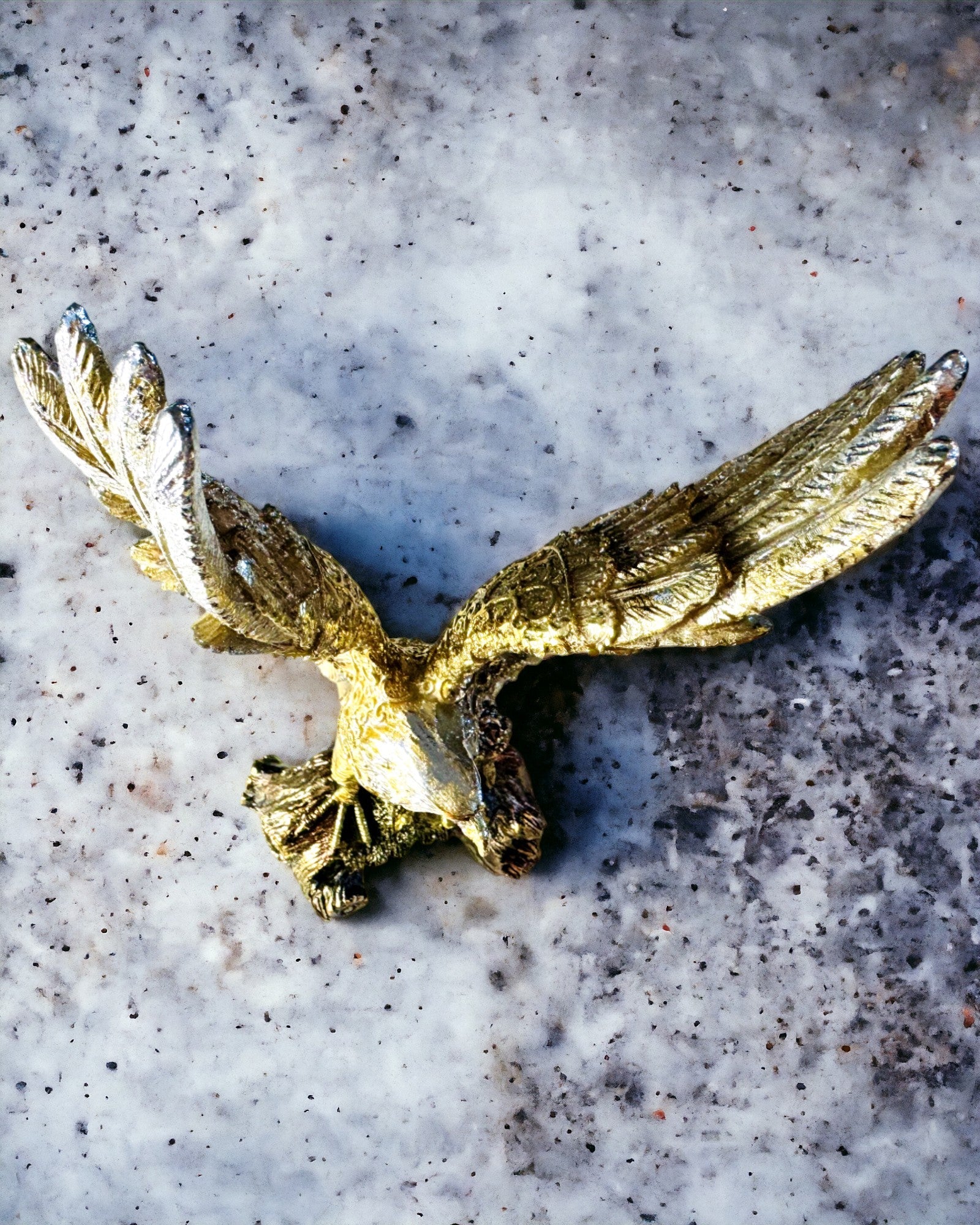 Statuette "Goldener Adler" mit Personalisierungsoption - Dekoration aus Harz