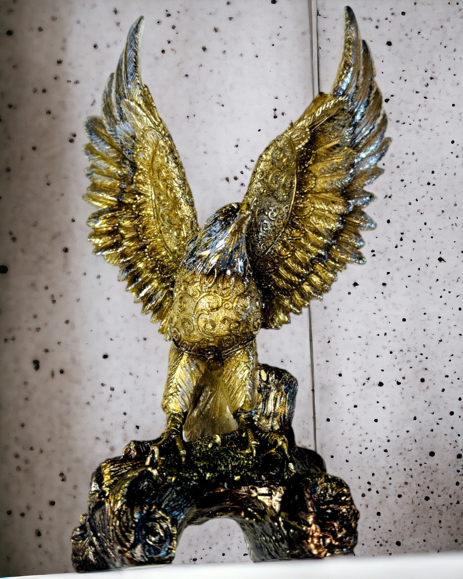 Statuette "Goldener Adler" mit Personalisierungsoption - Dekoration aus Harz