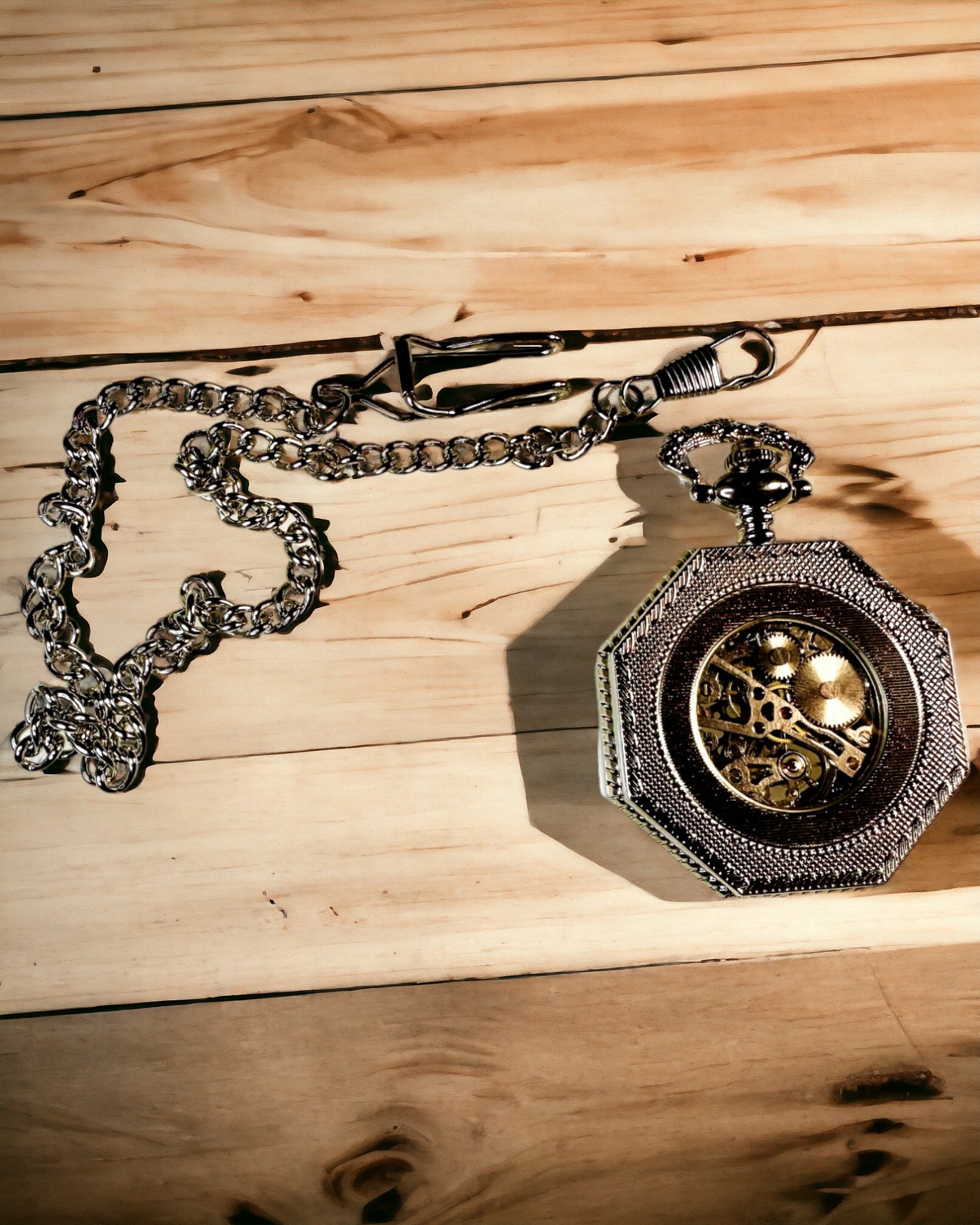 Klassische silberfarbene achteckige mechanische Taschenuhr mit skelettiertem Zifferblatt im Steampunk-Stil