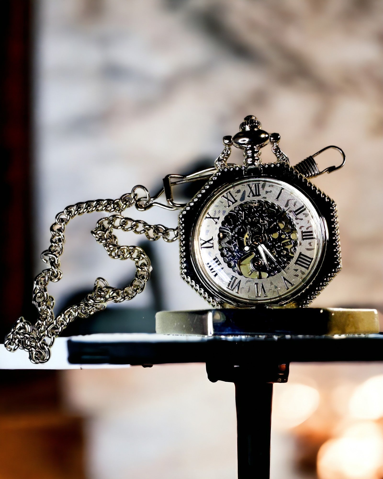 Klassische silberfarbene achteckige mechanische Taschenuhr mit skelettiertem Zifferblatt im Steampunk-Stil
