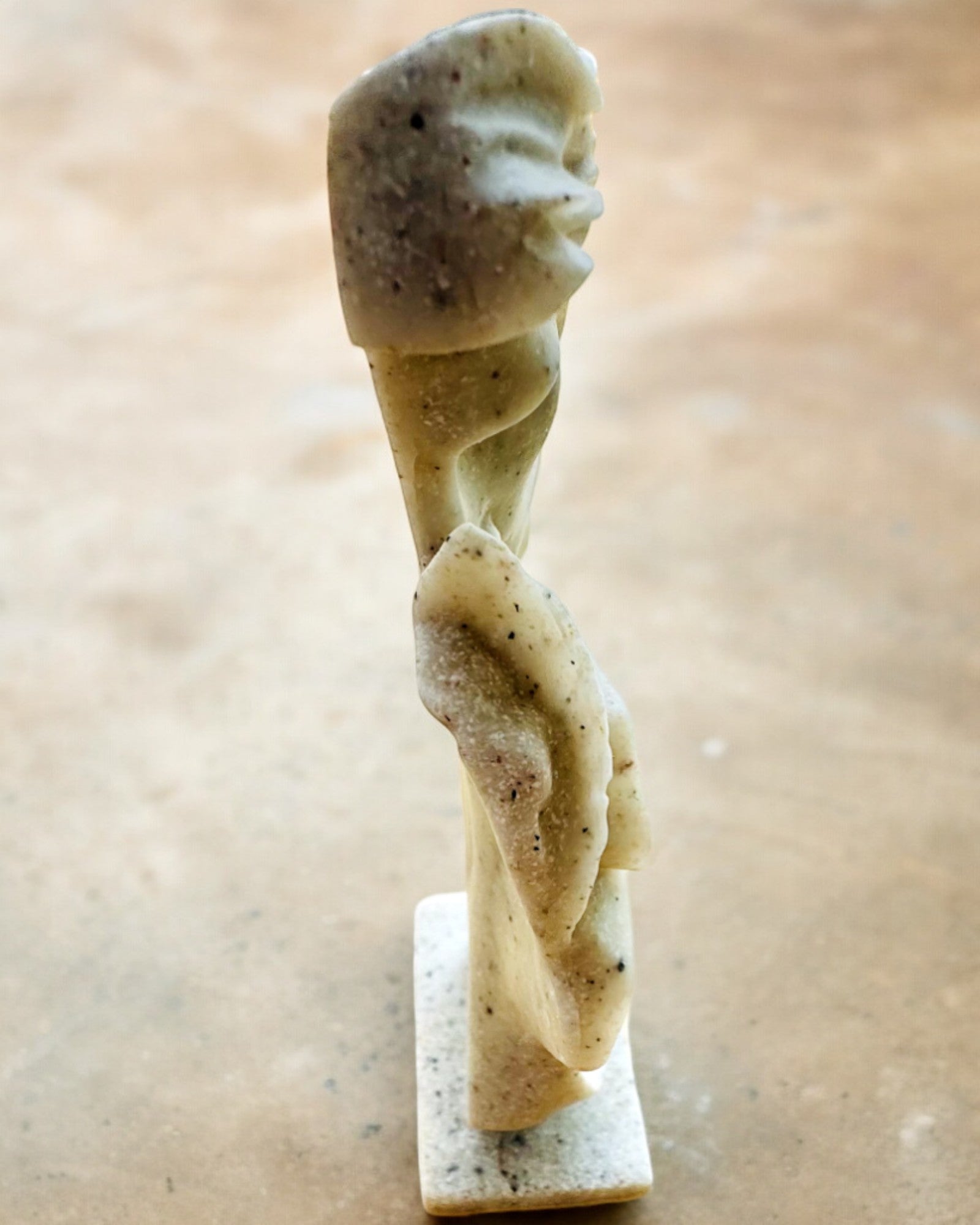 Figur "Eleganz in Stein" Farbe Weiß - 13,5 cm Höhe, Dekorativ mit Gravuroption